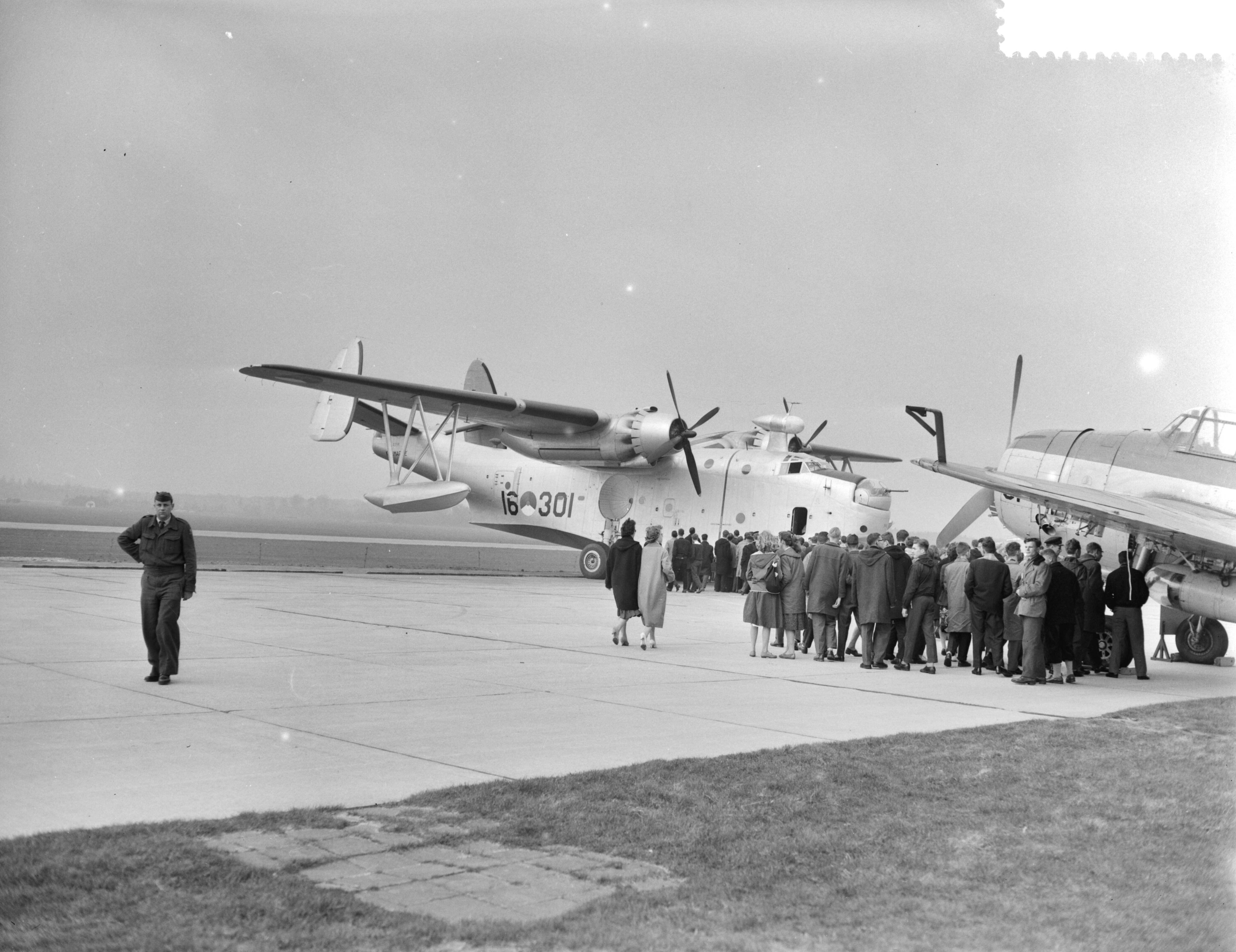 Fotocollectie Anefo — Nationale Luchtvaartdag op Soesterberg. Een Martin Mariner PBM-5A van de Marine Luchtvaartdienst — Foto: Rossem, Wim van / Anefo. Licentie: Set B: Rechtenvrij / Publiek Domein. Bron: Nationaal Archief. http://hdl.handle.net/10648/a990b616-d0b4-102d-bcf8-003048976d84