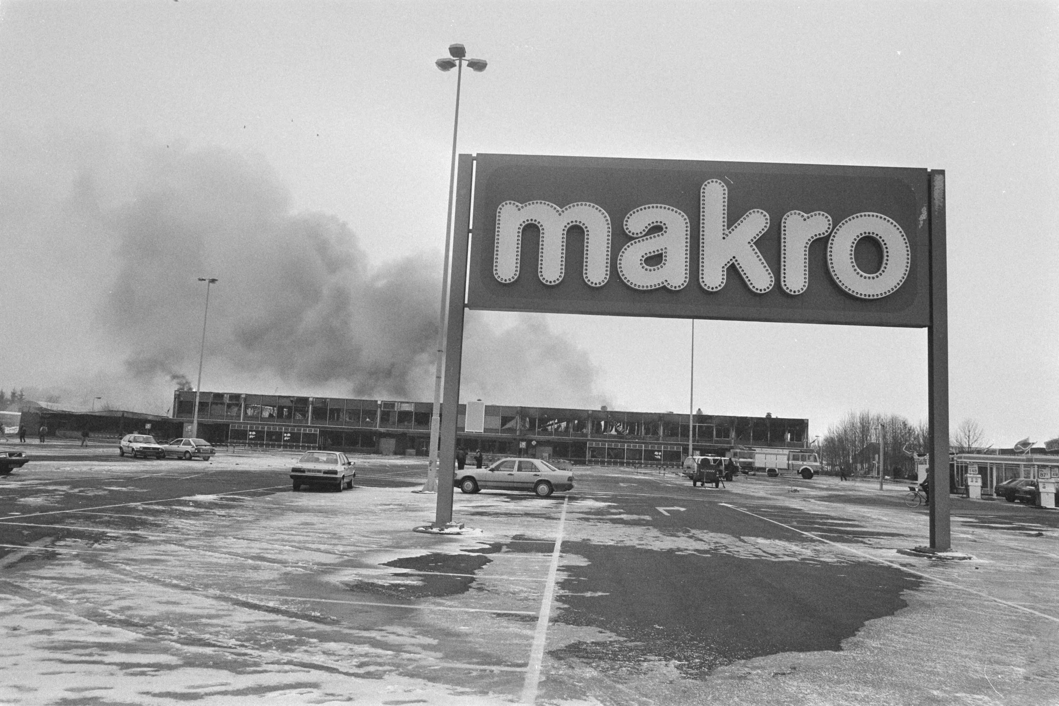 Fotocollectie Anefo — Brand in vestiging Makro in Nuth in Limburg — Foto: Bogaerts, Rob / Anefo. Licentie: Set B: Rechtenvrij / Publiek Domein. Bron: Nationaal Archief. http://hdl.handle.net/10648/ad5b509e-d0b4-102d-bcf8-003048976d84