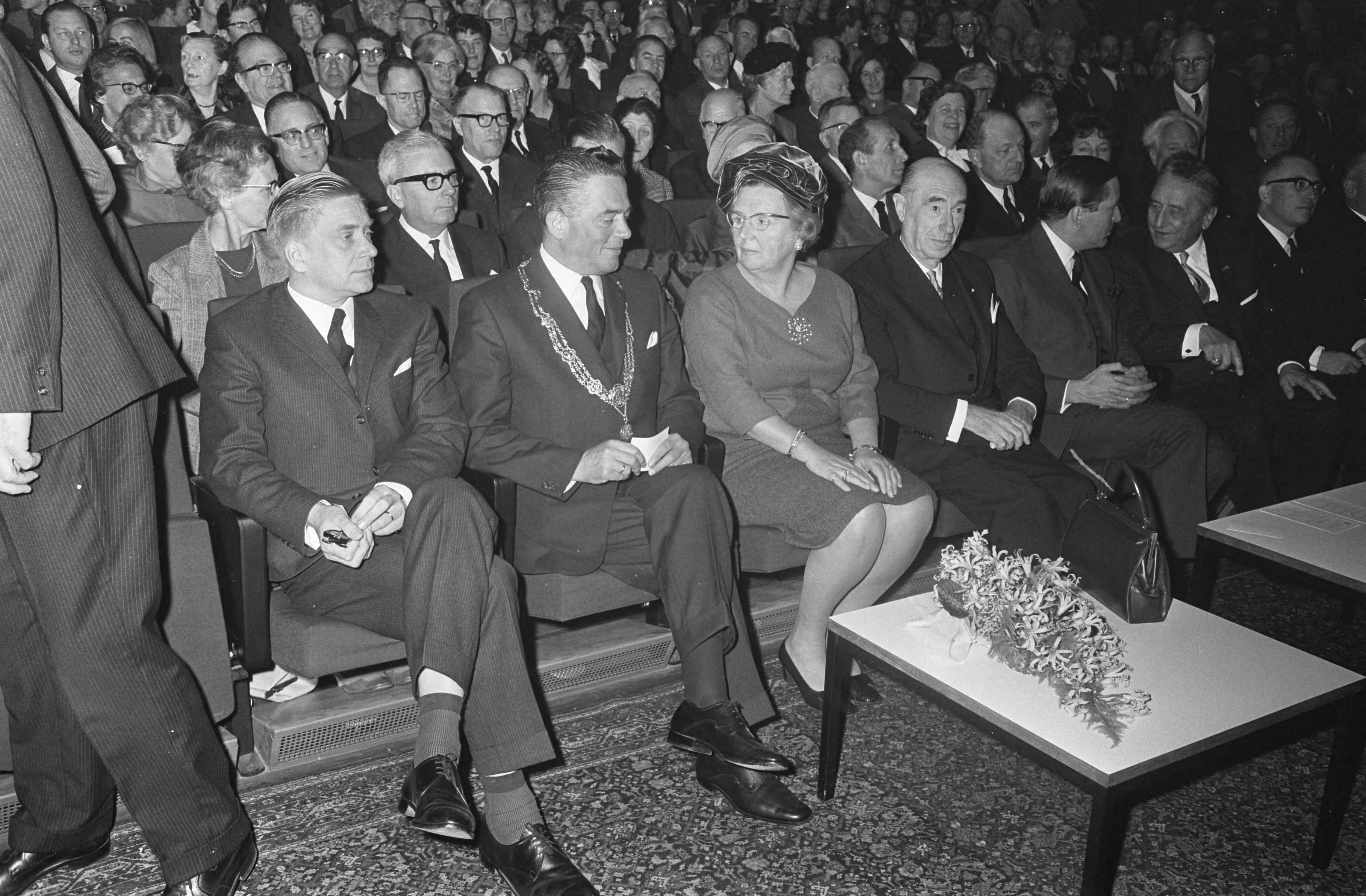 Fotocollectie Anefo — Koningin Juliana is aanwezig bij een congres in Scheveningen van het Genootschap Onze Taal. Koningin Juliana naast burgemeester mr. V.G.M. Marijnen — Foto: Koch, Eric / Anefo. Licentie: Set B: Rechtenvrij / Publiek Domein. Bron: Nationaal Archief. http://hdl.handle.net/10648/ab516d10-d0b4-102d-bcf8-003048976d84
