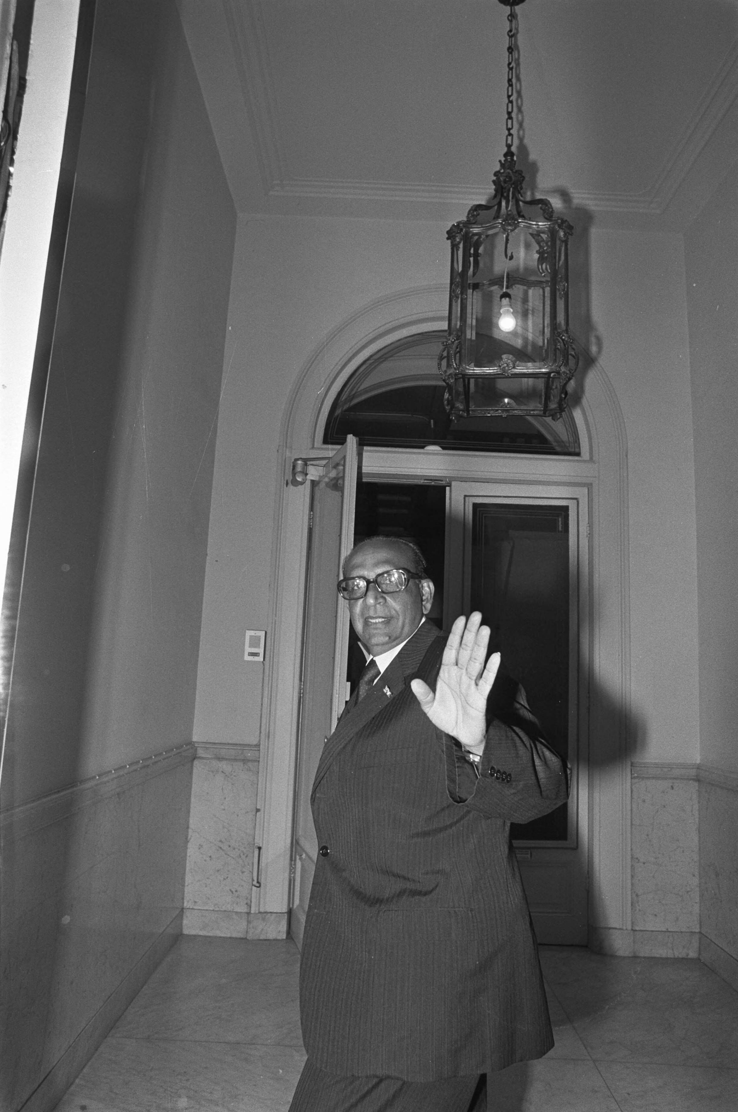 Fotocollectie Anefo — Den Uyl ontvangt Surinaamse oppositieleider Lachmon in Den Haag ; Lachmon bij binnengaan (zwaaiend) — Foto: Mieremet, Rob / Anefo. Licentie: Set B: Rechtenvrij / Publiek Domein. Bron: Nationaal Archief. http://hdl.handle.net/10648/ac73a7a8-d0b4-102d-bcf8-003048976d84