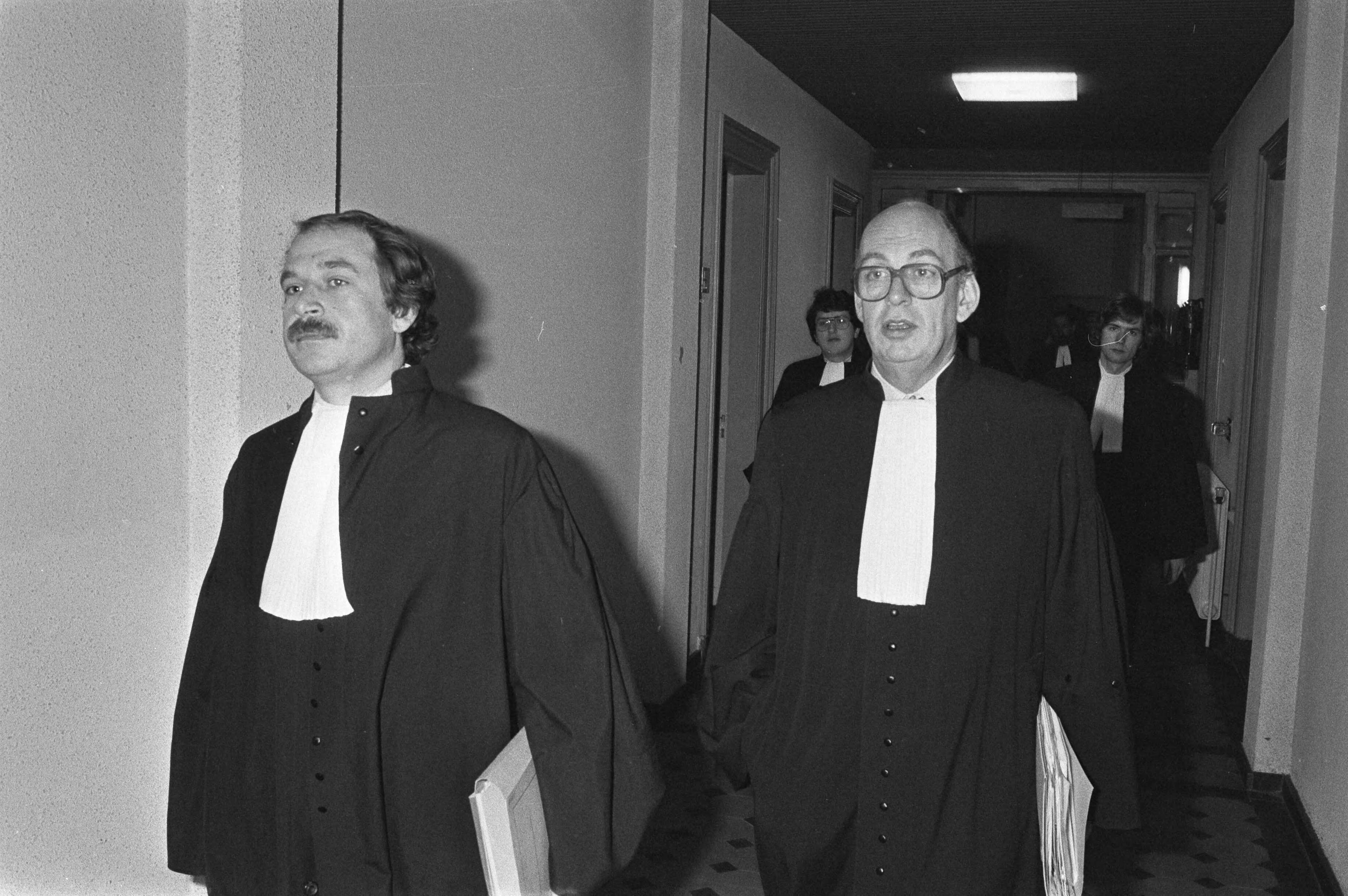 Proces tegen afvalverwerkingsbedrijf Uniser voor de Rechtbank in Breda begonnen — De advocaten Stokman (links) en Kuyper komen de rechtzaal binnen — Foto: Antonisse, Marcel / Anefo. Licentie: Set B: Rechtenvrij / Publiek Domein. Bron: Nationaal Archief. http://hdl.handle.net/10648/ad09e70e-d0b4-102d-bcf8-003048976d84