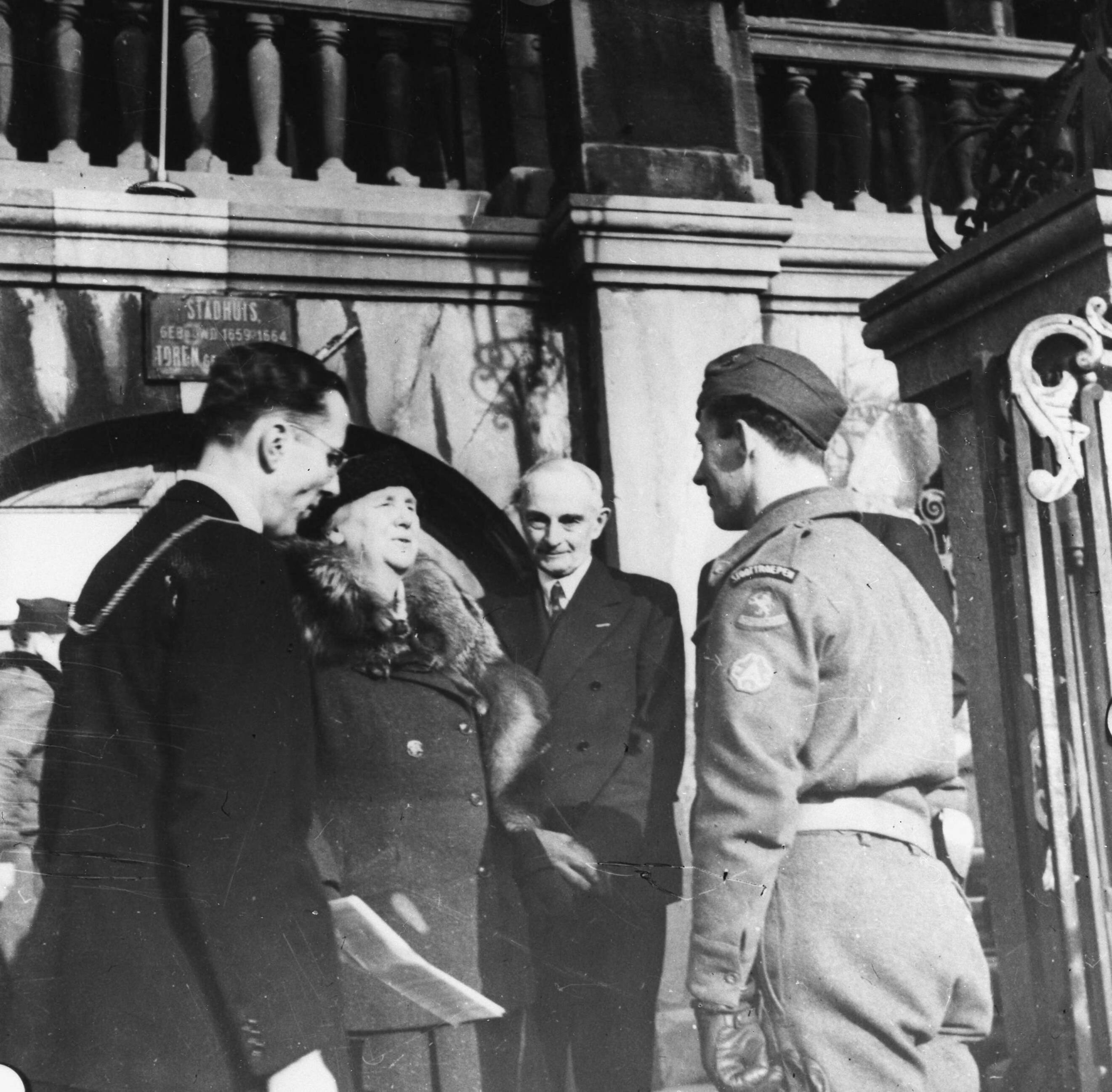 Fotocollectie RVD / Koninklijk Huis — Koningin Wilhelmina bezoekt Maastricht, woensdag 21 maart 1945 — Foto: Rousel (repro) / RVD. Licentie: Set B: Rechtenvrij / Publiek Domein. Bron: Nationaal Archief. http://hdl.handle.net/10648/afb2b580-d0b4-102d-bcf8-003048976d84