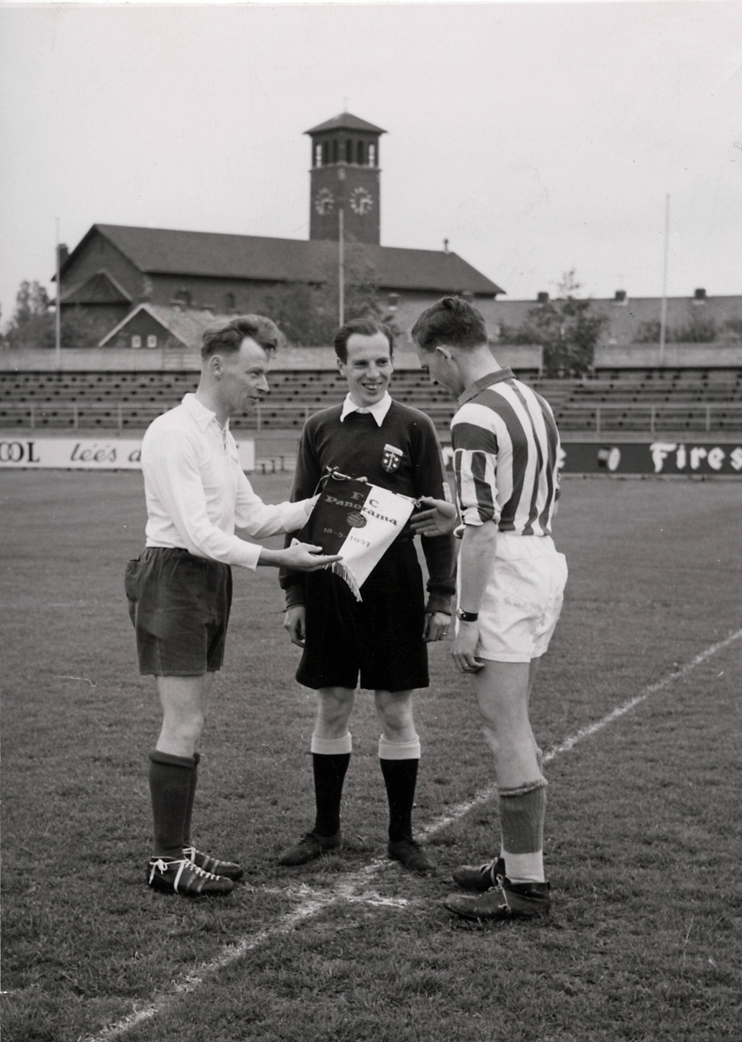 Sportactiviteiten personeel Drukkerij N.V. De Spaarnestad / Voetbal, o.a. F.C. Panorama — [Serie bedrijfsvoetbal Spaarnestad] uitwisselen van vaantje voor de aftrap] [op het vaantje staat F.C. Panoraama 18-5-1957] [de scheidsrechter heeft een embleem met het wapen van Haarlem op zijn borst] — Foto: Stuifbergen, W.L. (Pim) / Spaarnestad / Spaarnestad Photo (05887). Licentie: Set B: Rechtenvrij / Publiek Domein. Bron: Nationaal Archief. http://hdl.handle.net/10648/35429da6-3f15-a382-e063-6df0900a6686