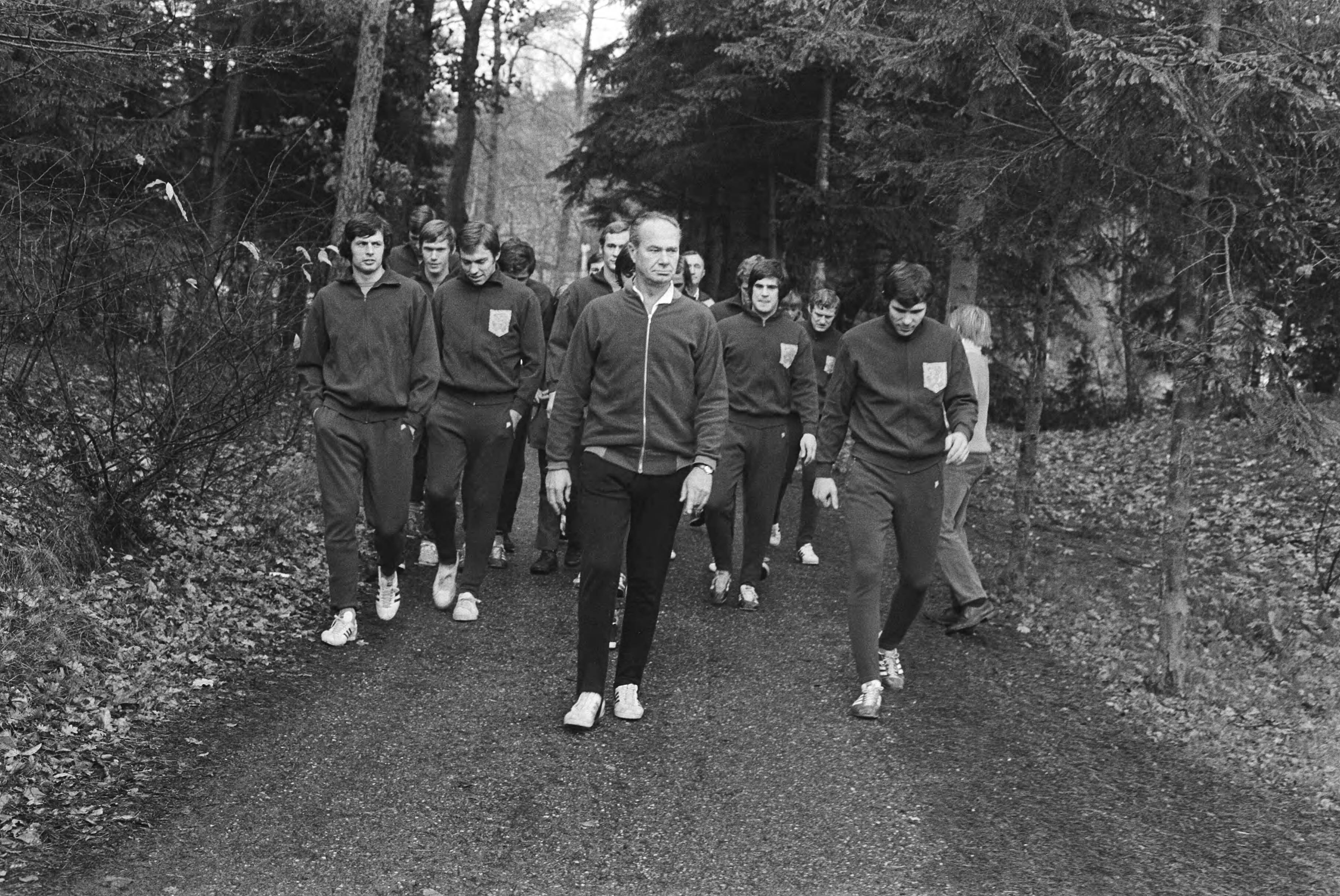 Fotocollectie Anefo — Nederlands elftal bijeen, voor vriendschappelijke wedstrijd tegen Roemenie, in Zeist — Foto: Verhoeff, Bert / Anefo. Licentie: Set B: Rechtenvrij / Publiek Domein. Bron: Nationaal Archief. http://hdl.handle.net/10648/ababb6da-d0b4-102d-bcf8-003048976d84