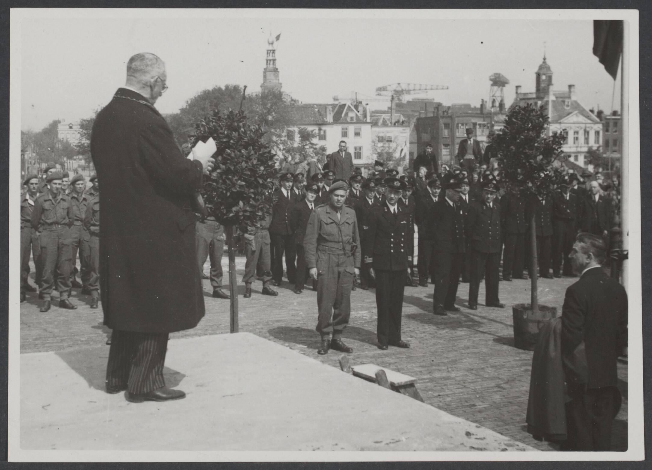 Bevrijding Nederland 1944 [bevat ook foto's uit 1945] — Vlissingen. Tijdens de bevrijdingsfeesten sprak de burgemeester van Vlissingen de heer van Woelderen zijn dank uit aan de bevrijders van zijn stad, staande op een podium voor militairen en marine-personeel — Foto: Fotograaf Onbekend / Spaarnestad. Licentie: Set B: Rechtenvrij / Publiek Domein. Bron: Nationaal Archief. http://hdl.handle.net/10648/5bd6976b-7097-6130-44ae-a74a8940348a