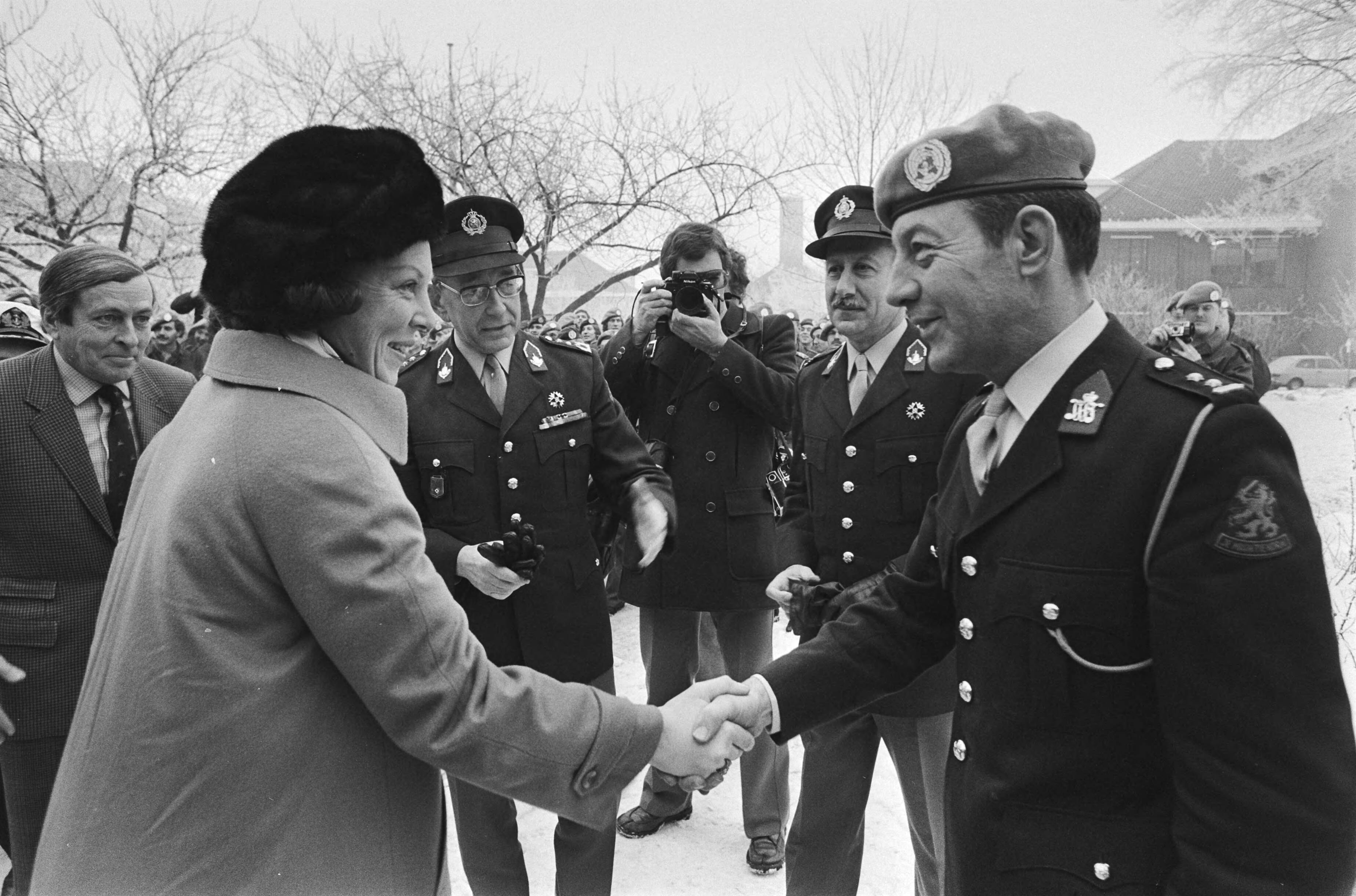 Prinses Beatrix en prins Claus bezoeken VN detachement voor Libanon in de Adolf van Nassau kazerne in Zuidlaren — Begroeting door luitenant-generaal A. Gijsbers, brigade-generaal A. van Buuren en luitenant-kolonel E. Lensink — Foto: Suyk, Koen / Anefo. Licentie: Set B: Rechtenvrij / Publiek Domein. Bron: Nationaal Archief. http://hdl.handle.net/10648/acc4c746-d0b4-102d-bcf8-003048976d84