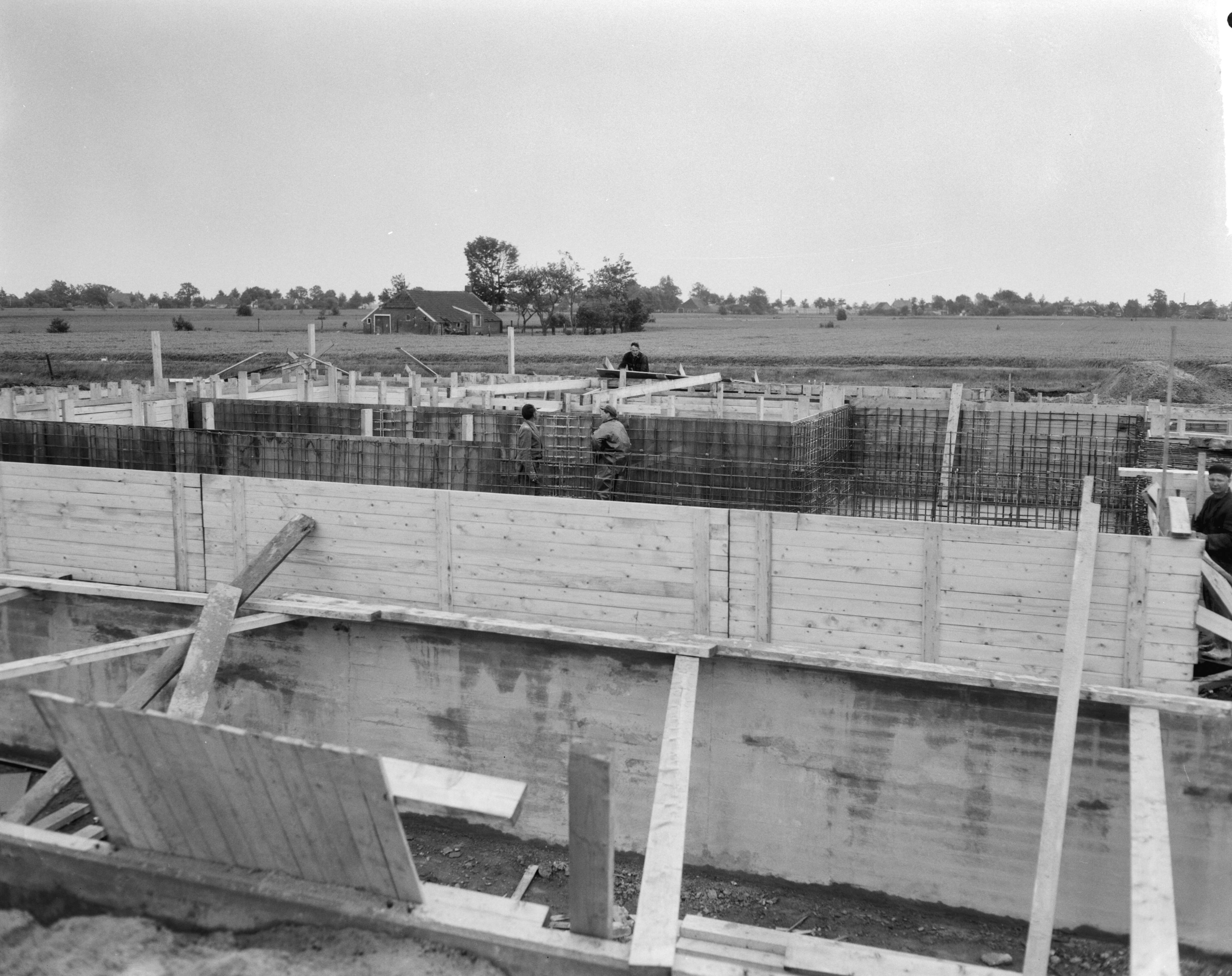 Fotocollectie Anefo — Gasbel te Slochteren. Werkzaamheden van de Nederlandse Gasunie — Foto: Bilsen, Joop van / Anefo. Licentie: Set B: Rechtenvrij / Publiek Domein. Bron: Nationaal Archief. http://hdl.handle.net/10648/aa3af4a0-d0b4-102d-bcf8-003048976d84
