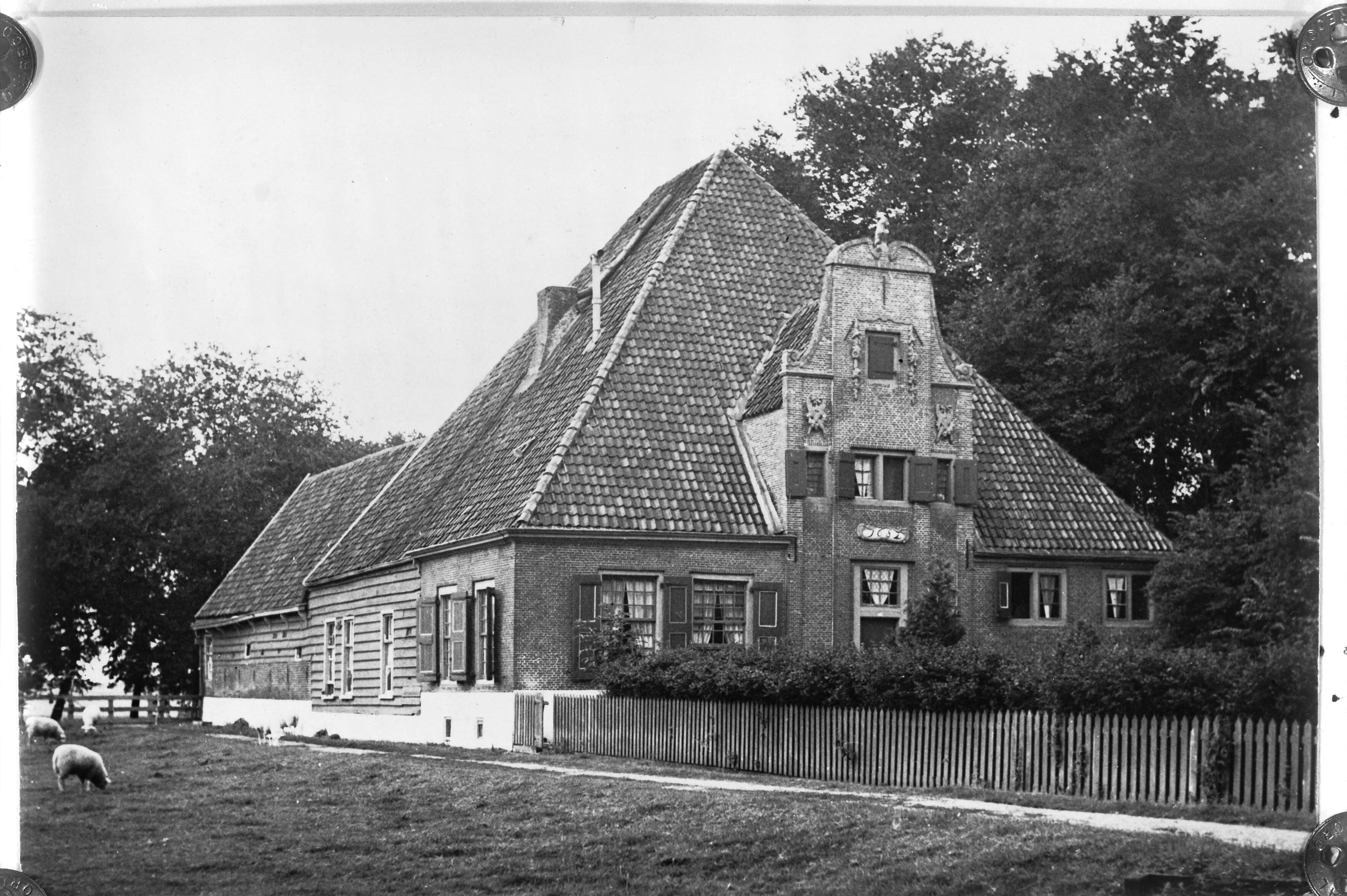 Fotocollectie Nederlandse Heidemaatschappij — Noord-Hollandse steplbboerderij De Eenhoorn in De Beemster — Foto: Fotograaf Onbekend / Heidemij. Licentie: Set B: Rechtenvrij / Publiek Domein. Bron: Nationaal Archief. http://hdl.handle.net/10648/ae602d16-d0b4-102d-bcf8-003048976d84