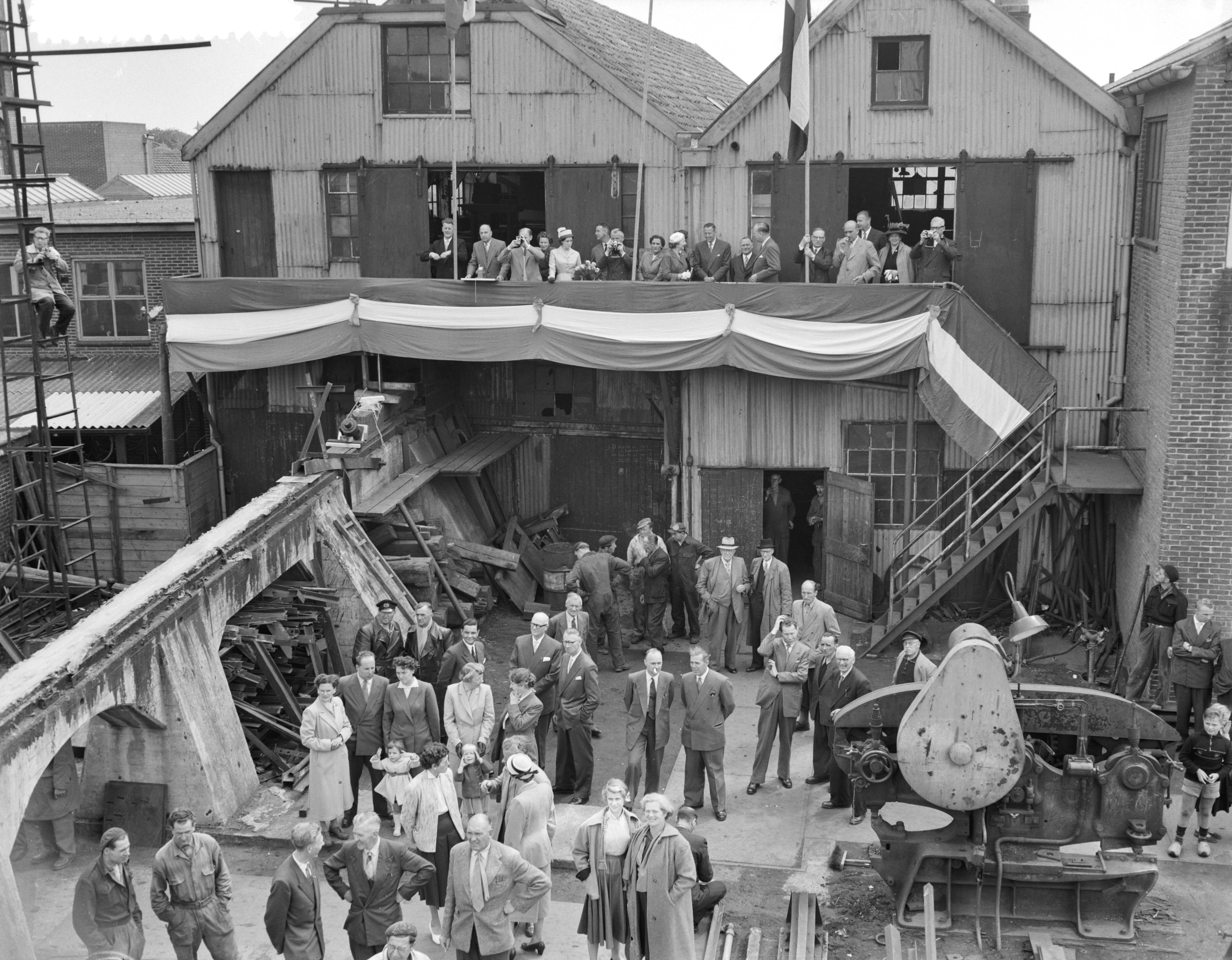 Fotocollectie Anefo — Tewaterlating "Mary North" bij NV Zaanlandse scheepsbouw maatschappij te Zaandam — Foto: Rossem, Wim van / Anefo. Licentie: Set B: Rechtenvrij / Publiek Domein. Bron: Nationaal Archief. http://hdl.handle.net/10648/a9499ad8-d0b4-102d-bcf8-003048976d84