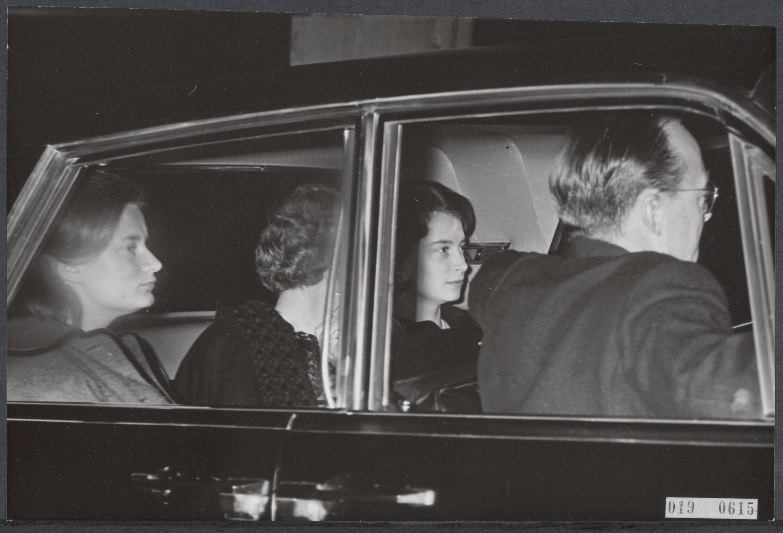 Fotocollectie Elsevier Binnenland — Prinses Beatrix geeft op haar paleis Drakensteyn een feest. Koningin Juliana, tussen twee vriendinnen van de prinses, en prins Bernhard voorin de hofauto op weg naar het feest — Foto: Koch, Eric / Anefo. Licentie: Set B: Rechtenvrij / Publiek Domein. Bron: Nationaal Archief. http://hdl.handle.net/10648/adc720f8-d0b4-102d-bcf8-003048976d84
