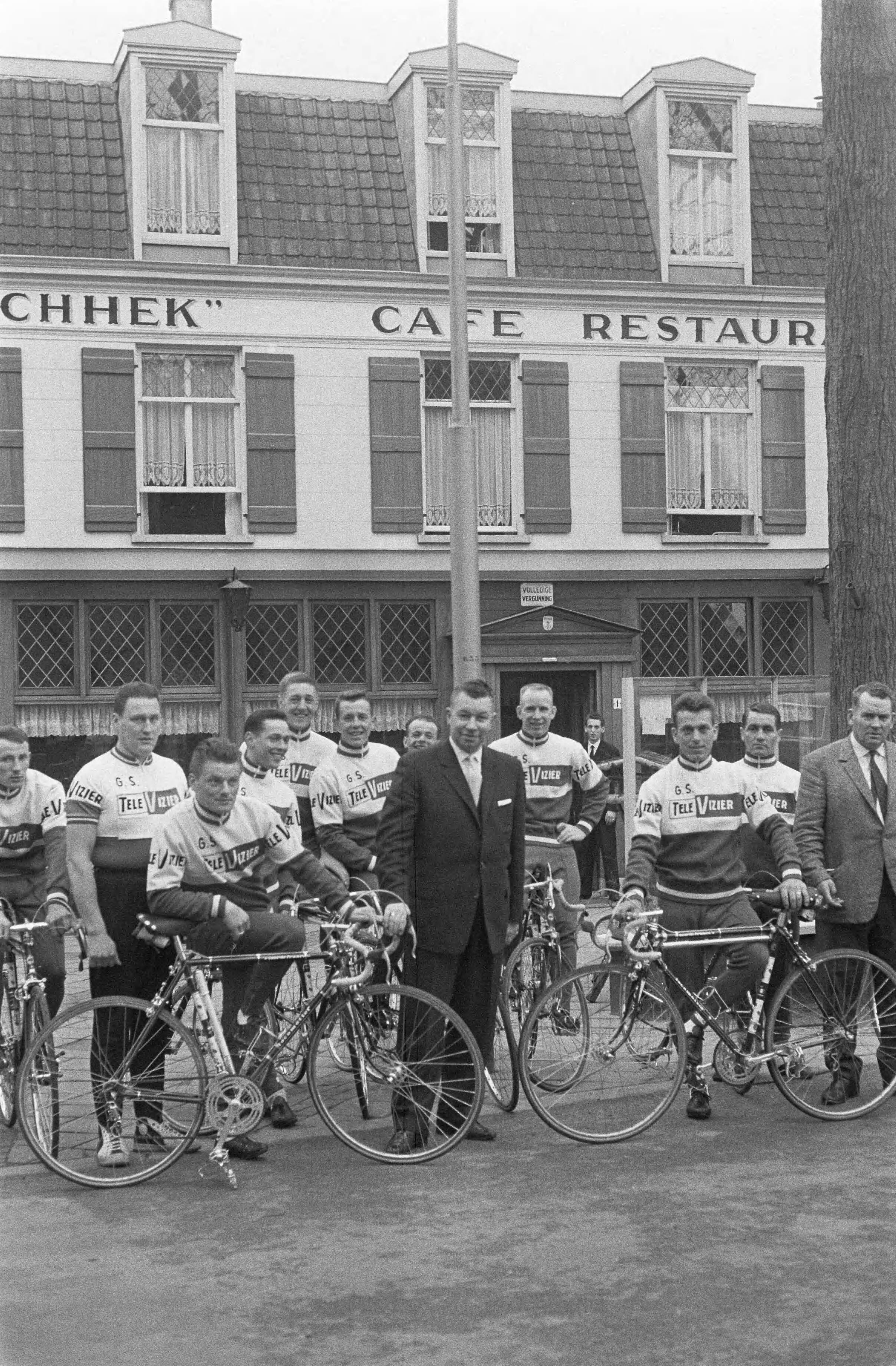 Fotocollectie Anefo — Nederlandse wielerploeg voor Tour de France 1964 gepresenteerd, hele ploeg voor hotel-café-restaurant Boschhek te Breda. Rechts ploegleider Kees Pellenaars [man in midden onbekend, misschien hotelier?] — Foto: Pot, Harry / Anefo. Licentie: Set B: Rechtenvrij / Publiek Domein. Bron: Nationaal Archief. http://hdl.handle.net/10648/aa60df4e-d0b4-102d-bcf8-003048976d84
