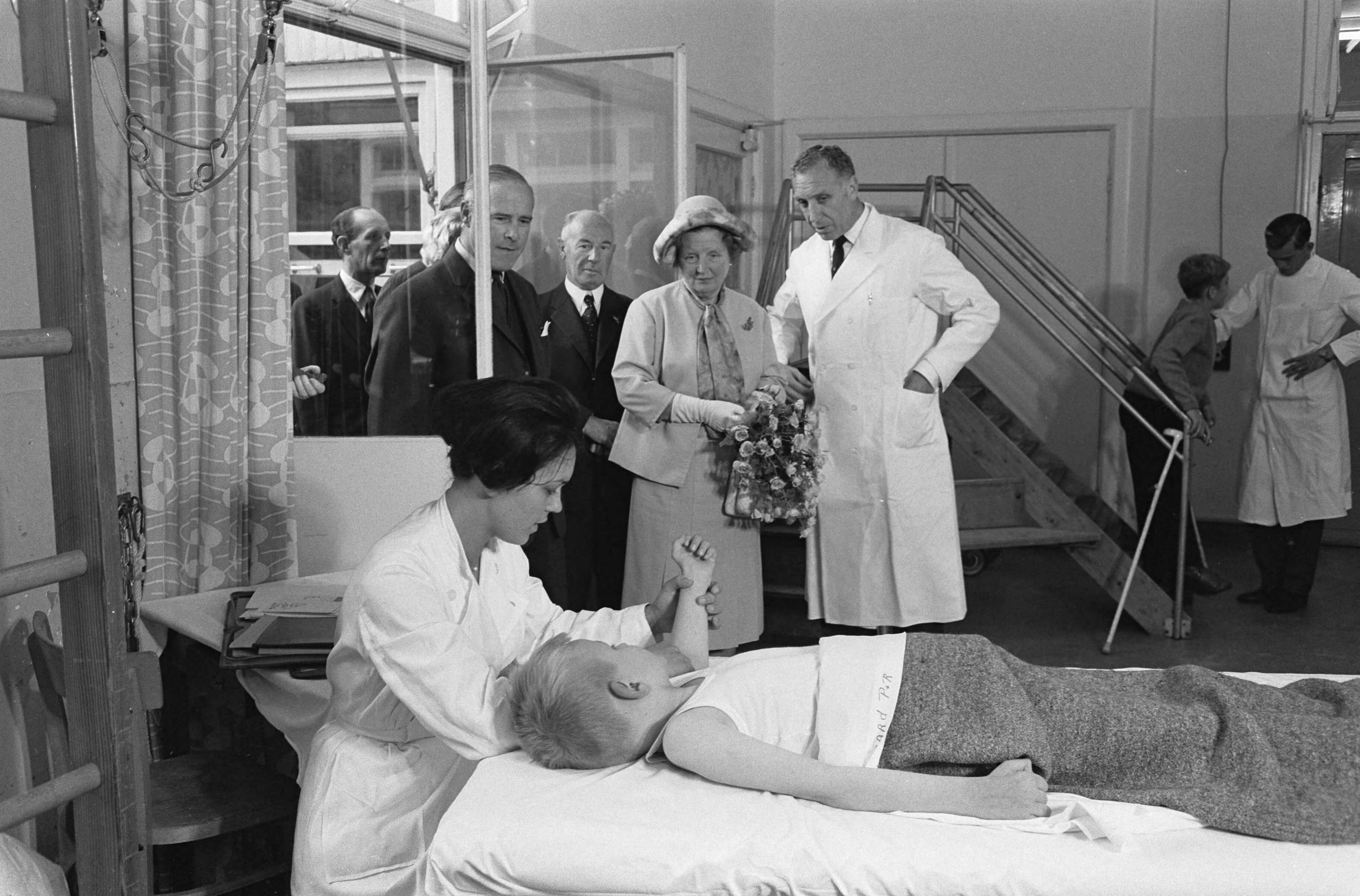 Fotocollectie Anefo — Koningin Juliana bezoekt Goois Kinderziekenhuis dat 50 jaar bestaat. De koningin en dr. A.C. van Swol bij patiëntjes die bewegingstherapie krijgen — Foto: Pot, Harry / Anefo. Licentie: Set B: Rechtenvrij / Publiek Domein. Bron: Nationaal Archief. http://hdl.handle.net/10648/aa0ee8b0-d0b4-102d-bcf8-003048976d84