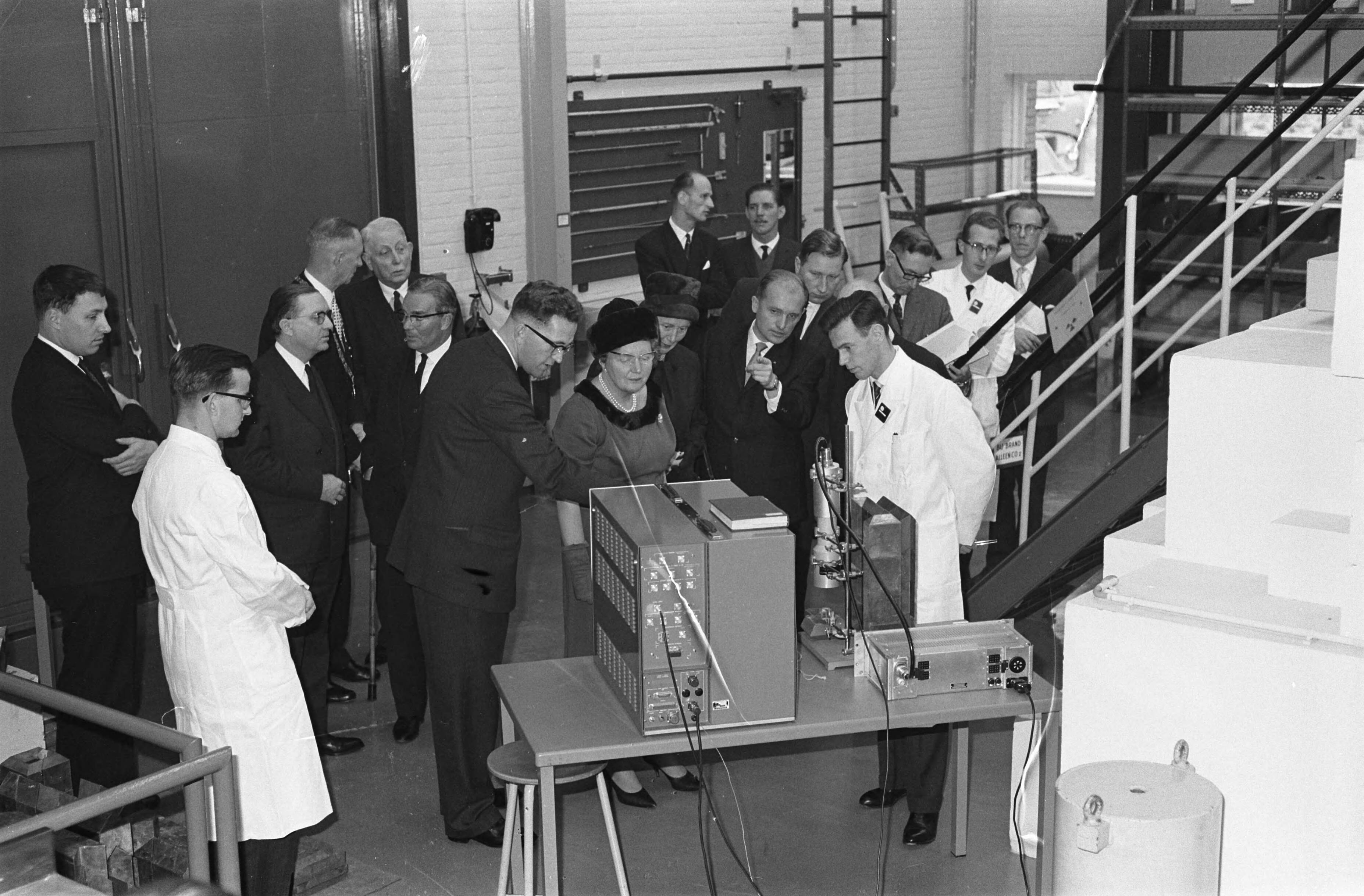 Fotocollectie Anefo — Koningin Juliana brengt een bezoek aan het Reactor-centrum te Petten, links ir. J. Koehoorn, die koningin Juliana een explicatie gaf bij de apparatuur — Foto: Pot, Harry / Anefo. Licentie: Set B: Rechtenvrij / Publiek Domein. Bron: Nationaal Archief. http://hdl.handle.net/10648/aa1f658c-d0b4-102d-bcf8-003048976d84