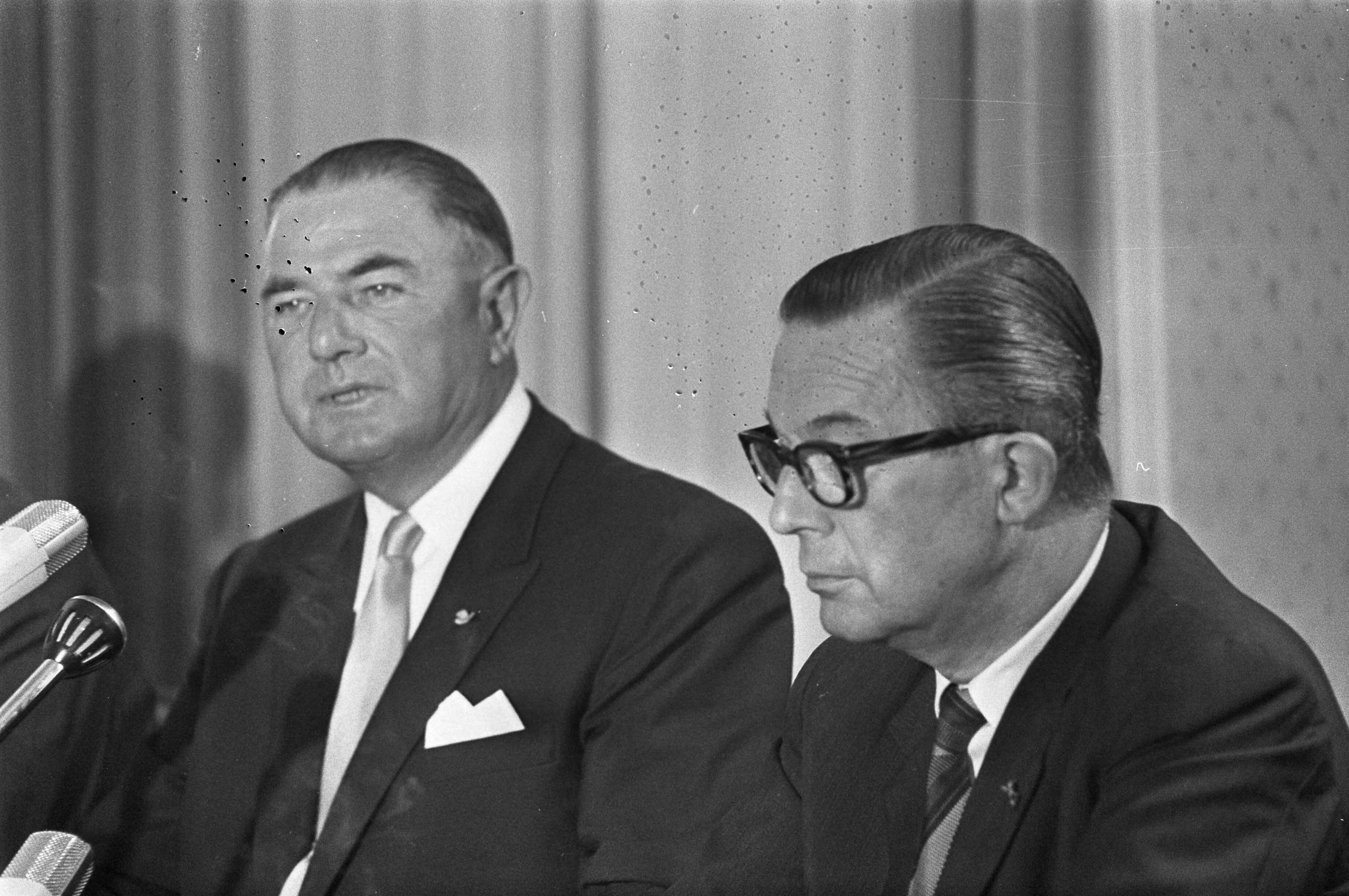 Fotocollectie Anefo — Persconferentie Verolme-NDSM in Den Haag . Dhr. Verolme (links) en dhr. Goedkoop (NDSM) — Foto: Kroon, Ron / Anefo. Licentie: Set B: Rechtenvrij / Publiek Domein. Bron: Nationaal Archief. http://hdl.handle.net/10648/ab467fb8-d0b4-102d-bcf8-003048976d84