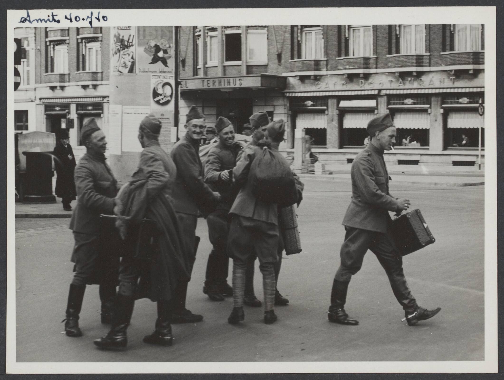 Demobilisatie 1940 — Serie: Demobilisatie Den Haag [militairen nemen afscheid van elkaar bij Station Hollands Spoor] — Foto: Smits, Roeland Pieter / Spaarnestad. Licentie: Set B: Rechtenvrij / Publiek Domein. Bron: Nationaal Archief. http://hdl.handle.net/10648/6b0b2681-2425-6156-f032-480dacb6c539
