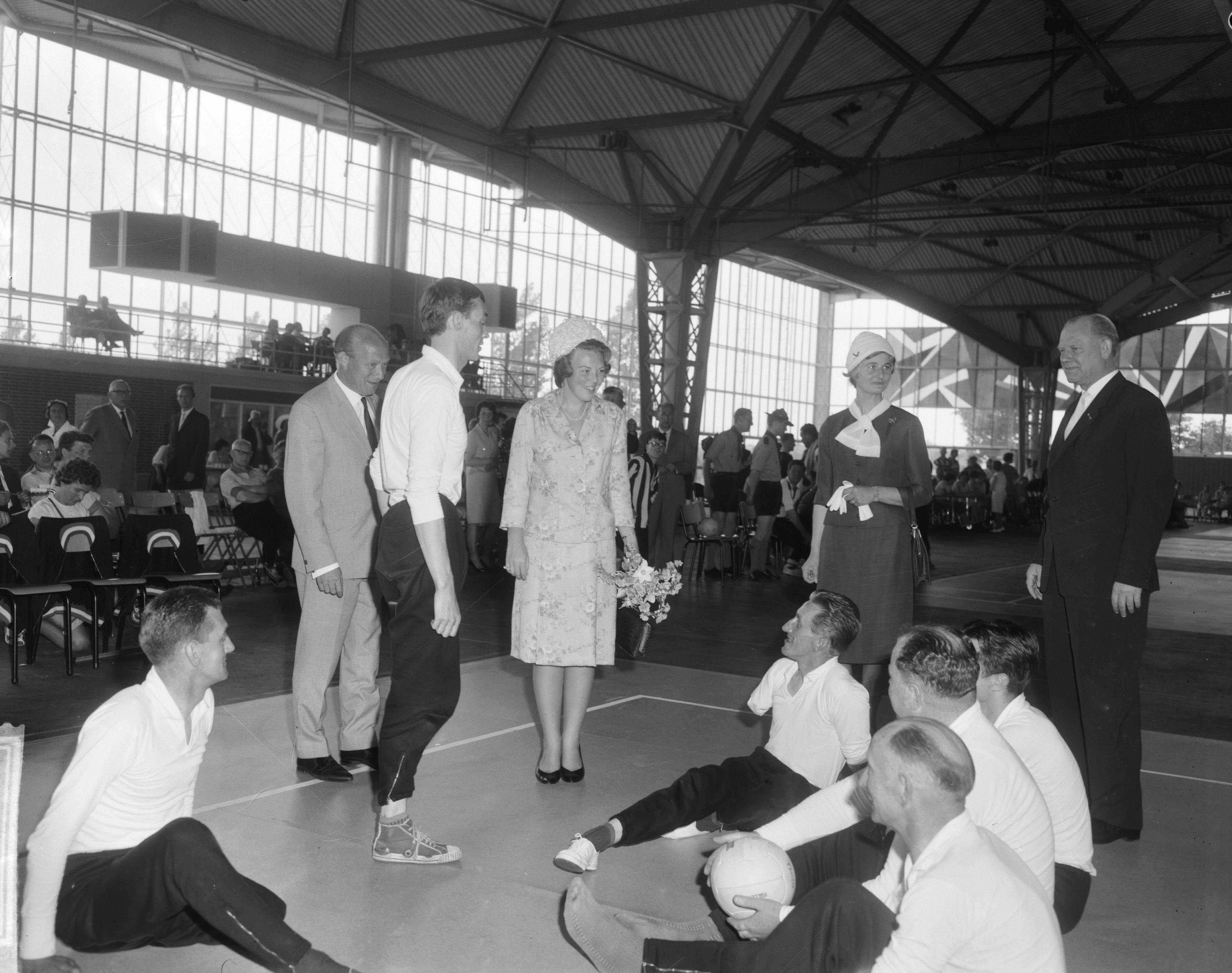 Fotocollectie Anefo — Prinses Beatrix aanwezig bij 1e lustrum van de Invaliden Sportclub "Hilversum" in de Expohal te Hilversum. Prinses Beatrix praat met deelnemers van het door de club georganiseerde nationaal zitvolleybaltoernooi — Foto: Bilsen, Joop van / Anefo. Licentie: Set B: Rechtenvrij / Publiek Domein. Bron: Nationaal Archief. http://hdl.handle.net/10648/aa6b3228-d0b4-102d-bcf8-003048976d84
