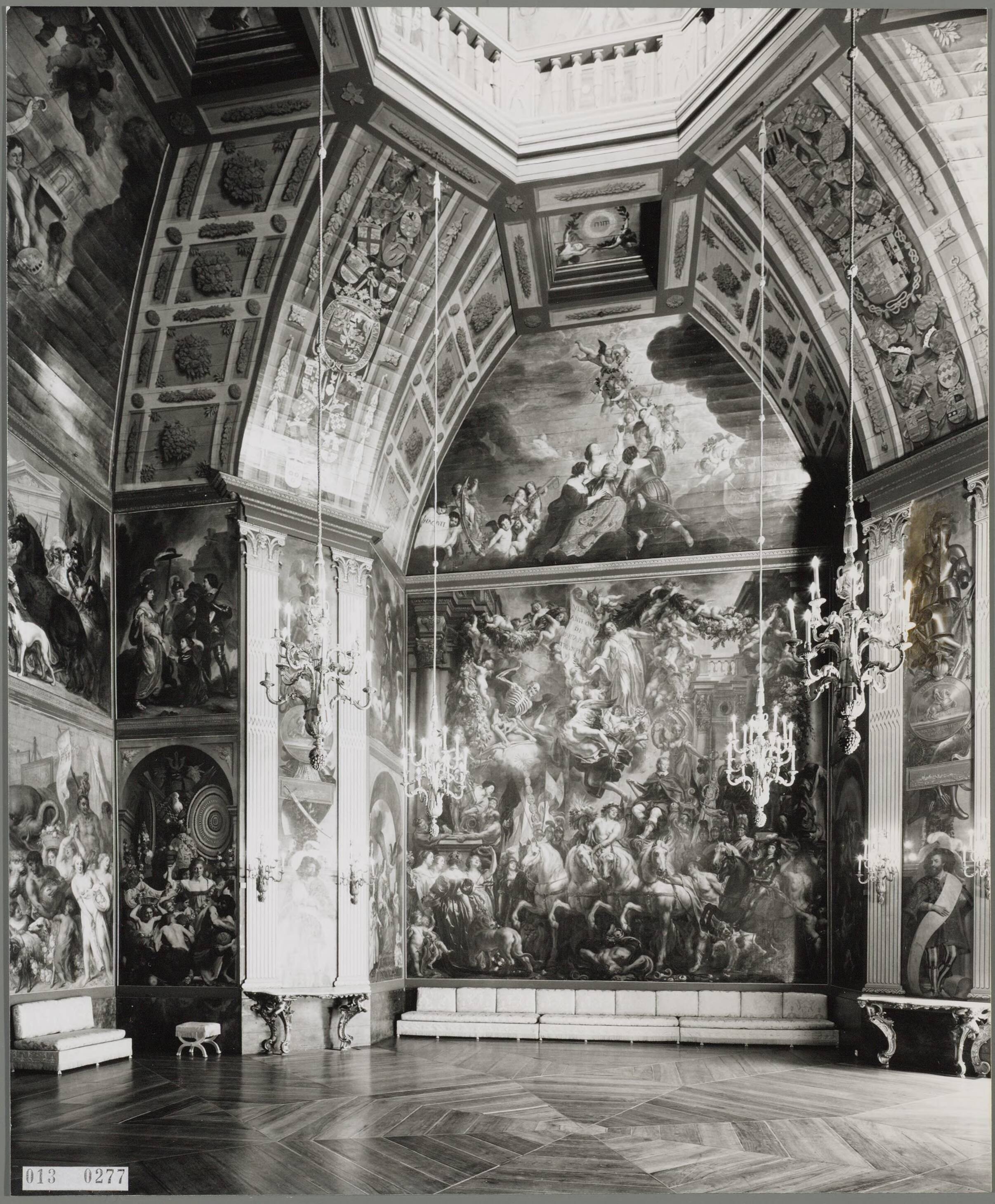 Paleis Huis ten Bosch te Den Haag — De Oranjezaal — Foto: Hofmeester, Bart / RVD. Licentie: Set B: Rechtenvrij / Publiek Domein. Bron: Nationaal Archief. http://hdl.handle.net/10648/afa873c2-d0b4-102d-bcf8-003048976d84