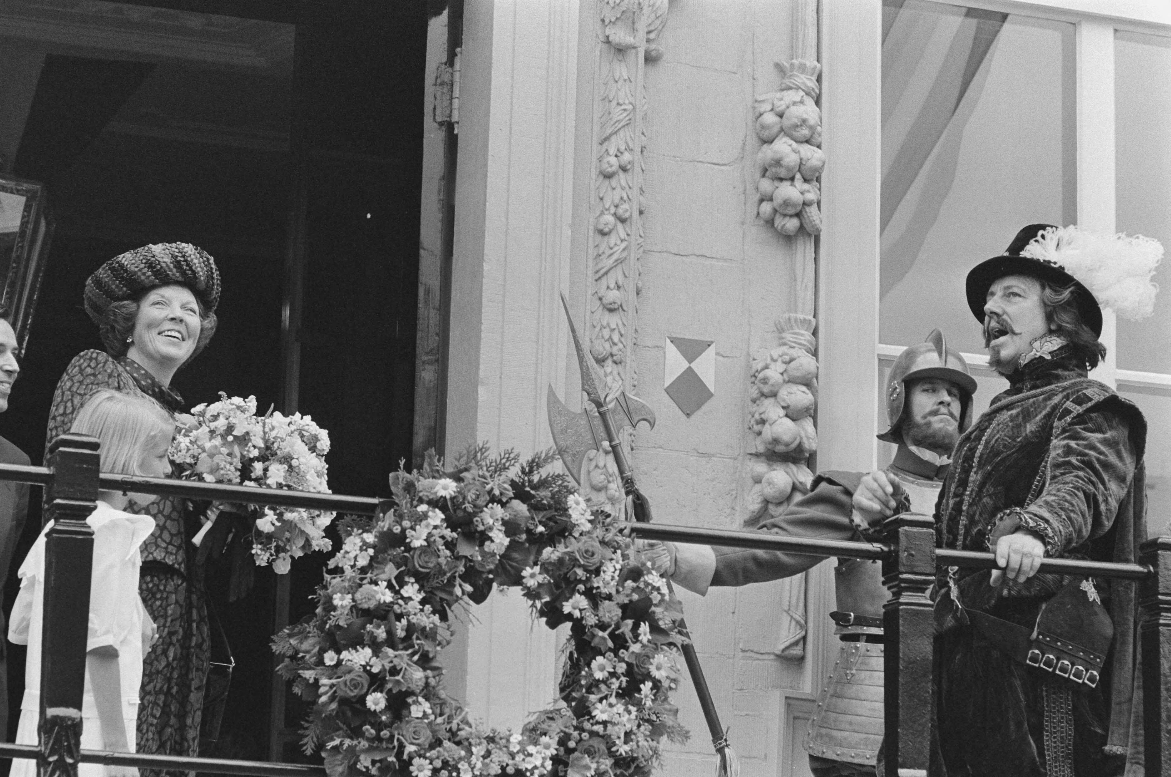 Fotocollectie Anefo — Officiele heropening Mauritshuis in Den Haag door Koningin Beatrix , hier op bordes welkom geheten door Prins Johan Maurits (acteur Paul van Gorcum ) / — Foto: Bogaerts, Rob / Anefo. Licentie: Set B: Rechtenvrij / Publiek Domein. Bron: Nationaal Archief. http://hdl.handle.net/10648/ad612442-d0b4-102d-bcf8-003048976d84