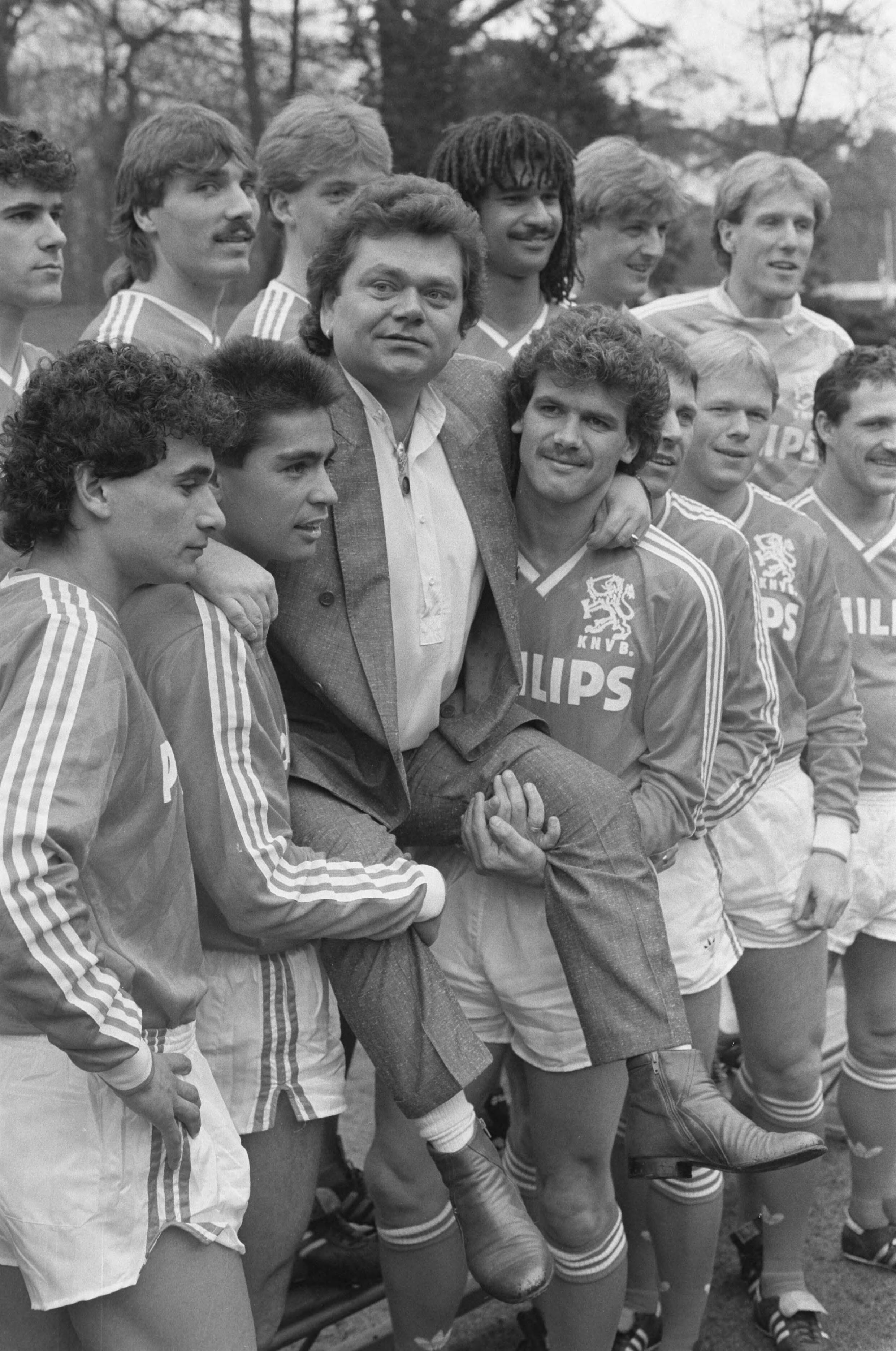 Fotocollectie Anefo — Selectie Nederlands elftal in Zeist; spelers met Andre Hazes — Foto: Croes, Rob C. / Anefo. Licentie: Set B: Rechtenvrij / Publiek Domein. Bron: Nationaal Archief. http://hdl.handle.net/10648/ad696fc6-d0b4-102d-bcf8-003048976d84