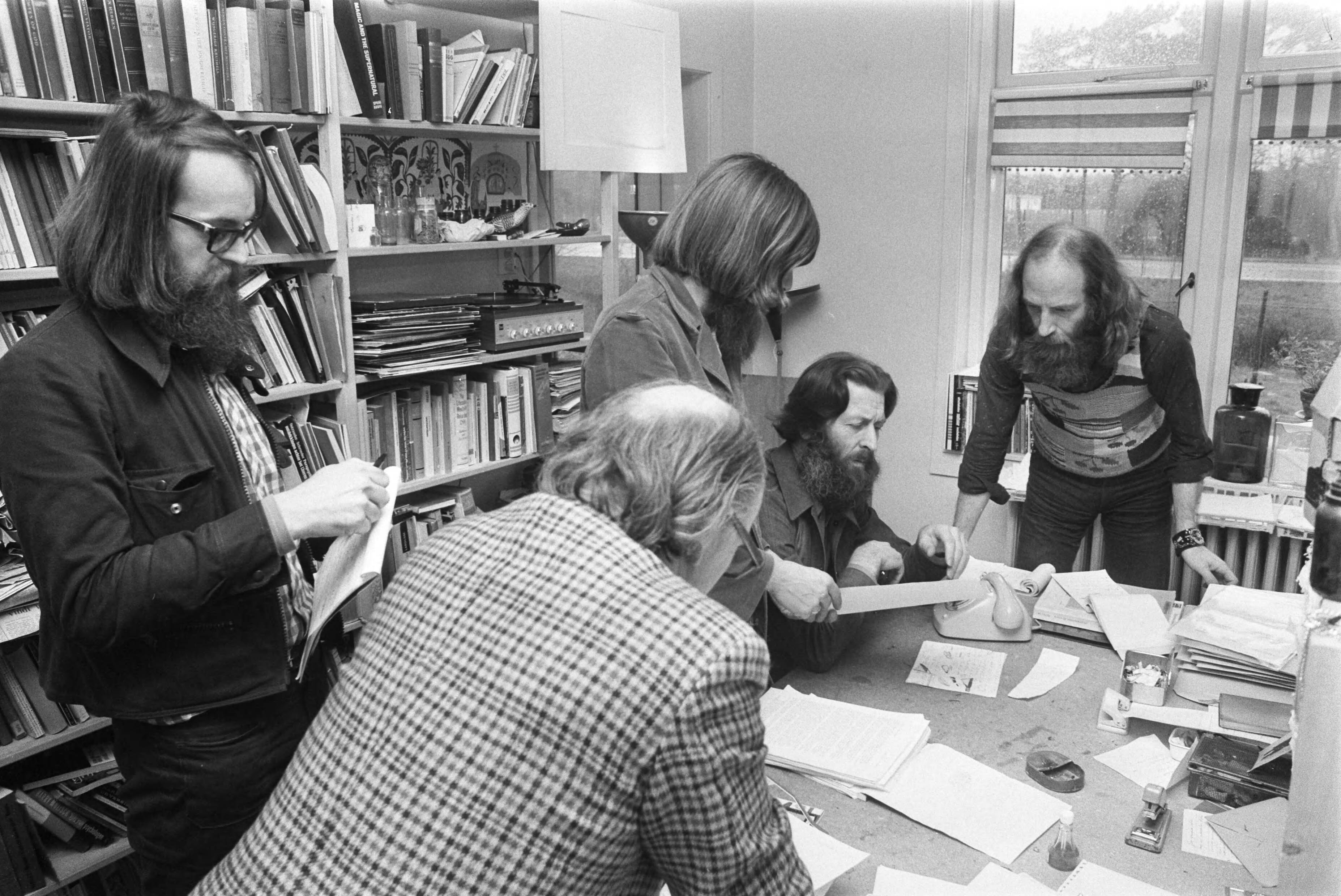 Fotocollectie Anefo — De ontslagen Dennendal directeur Carel Muller overlegt met Jan Mulder (staflid, 2e van links) over de situatie — Foto: Verhoeff, Bert / Anefo. Licentie: Set B: Rechtenvrij / Publiek Domein. Bron: Nationaal Archief. http://hdl.handle.net/10648/ac4323ee-d0b4-102d-bcf8-003048976d84