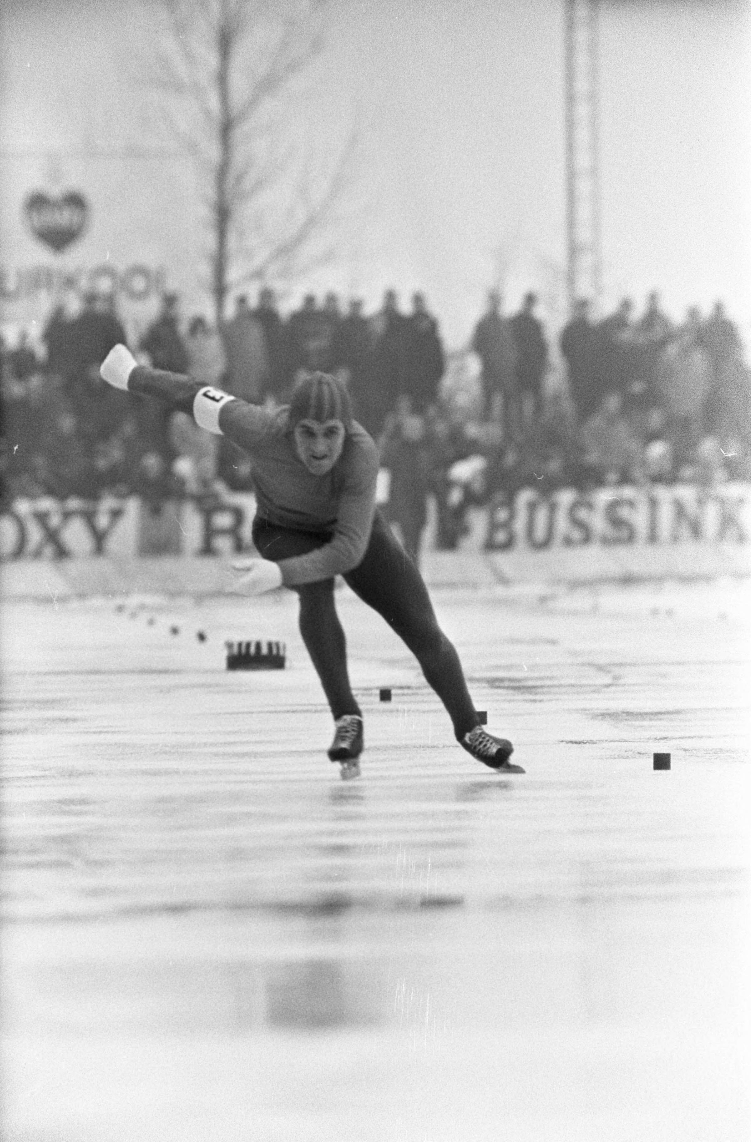 Nederlandse kampioenschappen schaatsen dames en heren te Deventer. — Nederlandse kampioenschappen schaatsen dames en heren te Deventer. Jan Bols in aktie — Foto: Fotograaf Onbekend / Anefo. Licentie: Set B: Rechtenvrij / Publiek Domein. Bron: Nationaal Archief. http://hdl.handle.net/10648/ab88e614-d0b4-102d-bcf8-003048976d84