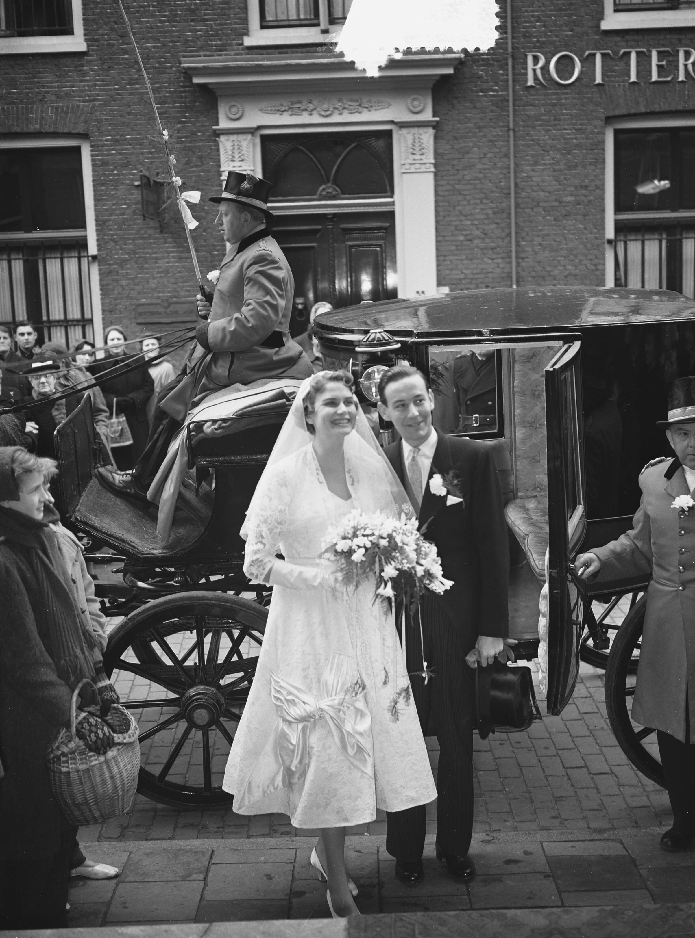 Huwelijk van tennisster Fenny ten Bosch met mr. J. F. A. de Soet — Foto: Bilsen, Joop van / Anefo. — Licentie: Set B: Rechtenvrij / Publiek Domein. Bron: Nationaal Archief. http://hdl.handle.net/10648/a943e8ea-d0b4-102d-bcf8-003048976d84