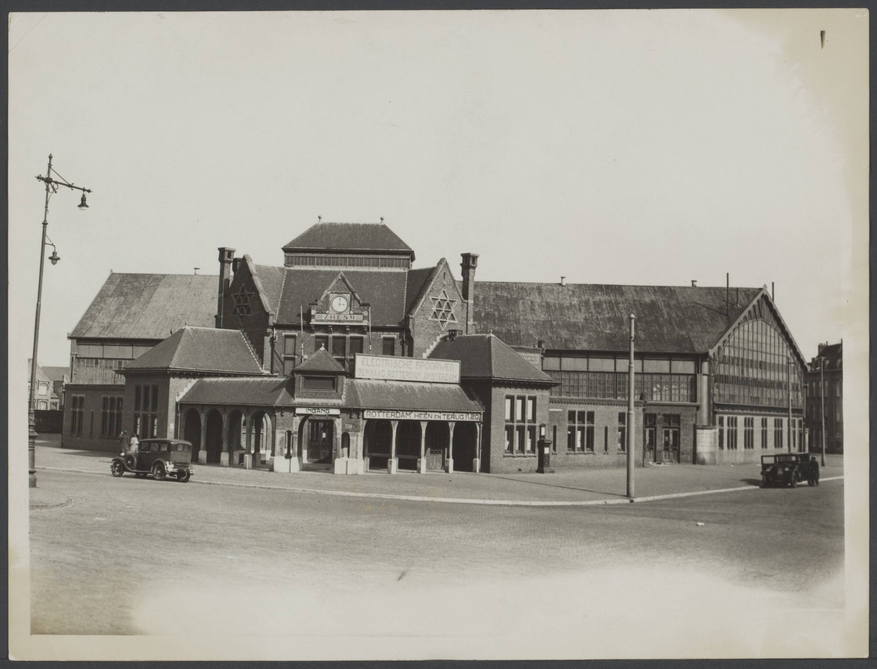 Stationsgebouwen - Nederland — Station Scheveningen Kurhaus — Foto: Onbekend / Publiek Domein of Rechtenvrij. Licentie: Set B: Rechtenvrij / Publiek Domein. Bron: Nationaal Archief. http://hdl.handle.net/10648/256185cd-822b-8338-4a92-cc1e86fbb314