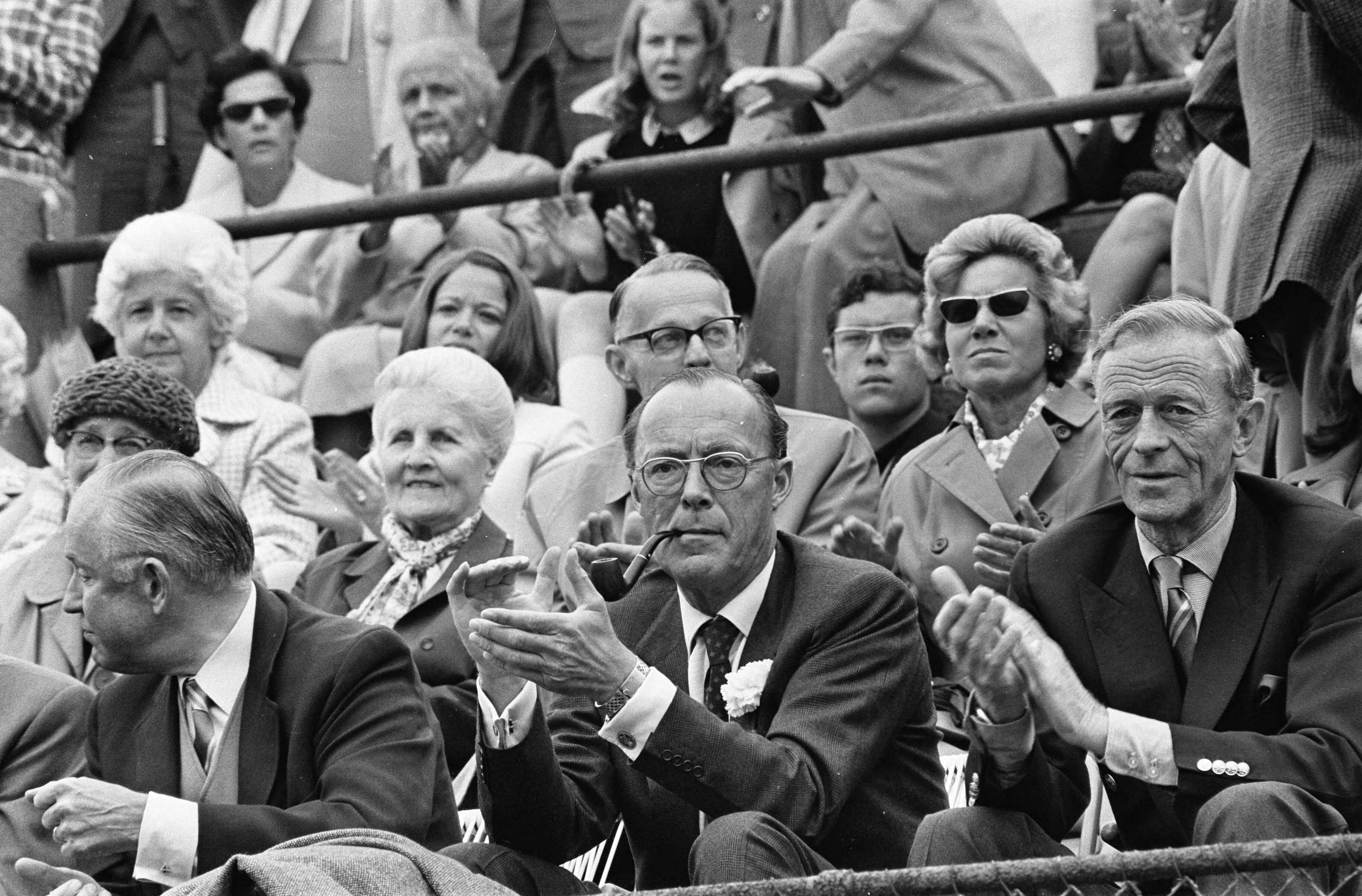 Tennistoernooi op METS-banen te Scheveningen — Prins Bernhard op tribune, naast hem mevrouw M.F.M. Rollin Couquerque — Foto: Fotograaf Onbekend / Anefo. Licentie: Set B: Rechtenvrij / Publiek Domein. Bron: Nationaal Archief. http://hdl.handle.net/10648/ab9b7342-d0b4-102d-bcf8-003048976d84