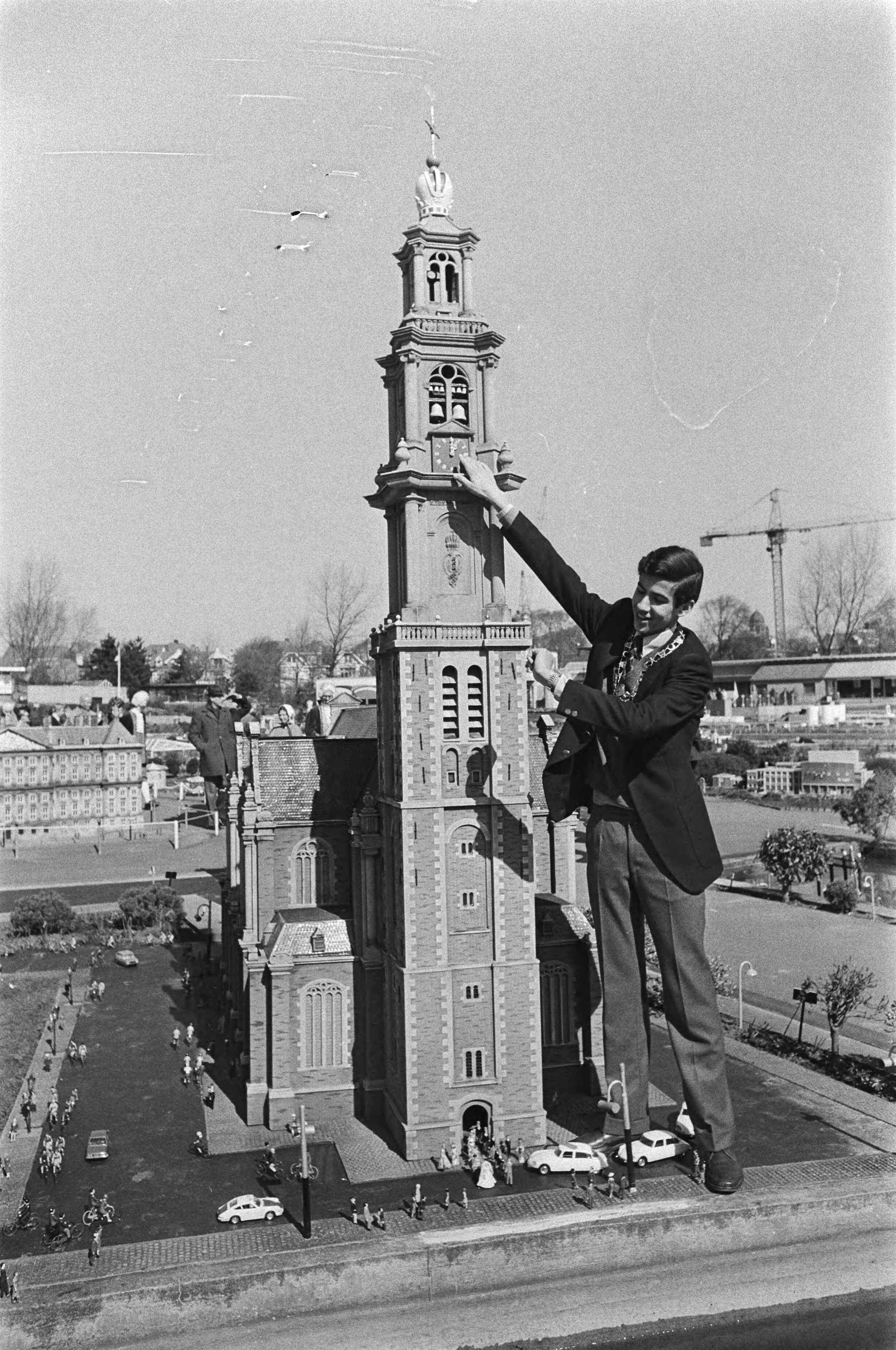 Burgemeester Schols van Den Haag opent viering 25 jaar Madurodam — Burgemeester De Vries van Madurodam bij de miniatuur van de Amsterdamse Westertoren — Foto: Peters, Hans / Anefo. Licentie: Set B: Rechtenvrij / Publiek Domein. Bron: Nationaal Archief. http://hdl.handle.net/10648/ac98b0d4-d0b4-102d-bcf8-003048976d84