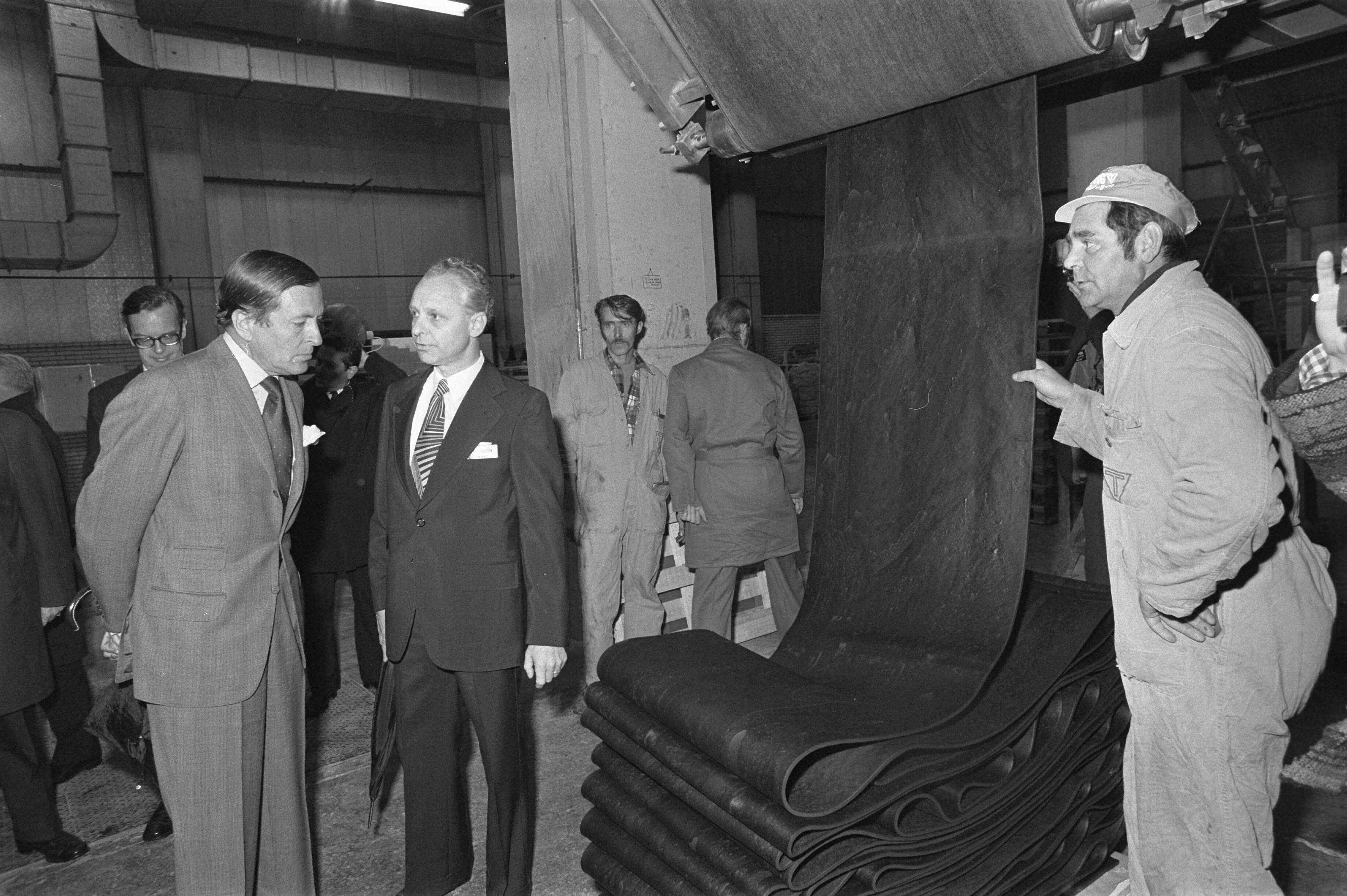 Fotocollectie Anefo — Prins Claus bij opening Trelleborg in Hoogezond (Groningen); Prins Claus tijdens rondgang door fabriek (binnen) — Foto: Mieremet, Rob / Anefo. Licentie: Set B: Rechtenvrij / Publiek Domein. Bron: Nationaal Archief. http://hdl.handle.net/10648/ac5b79f8-d0b4-102d-bcf8-003048976d84