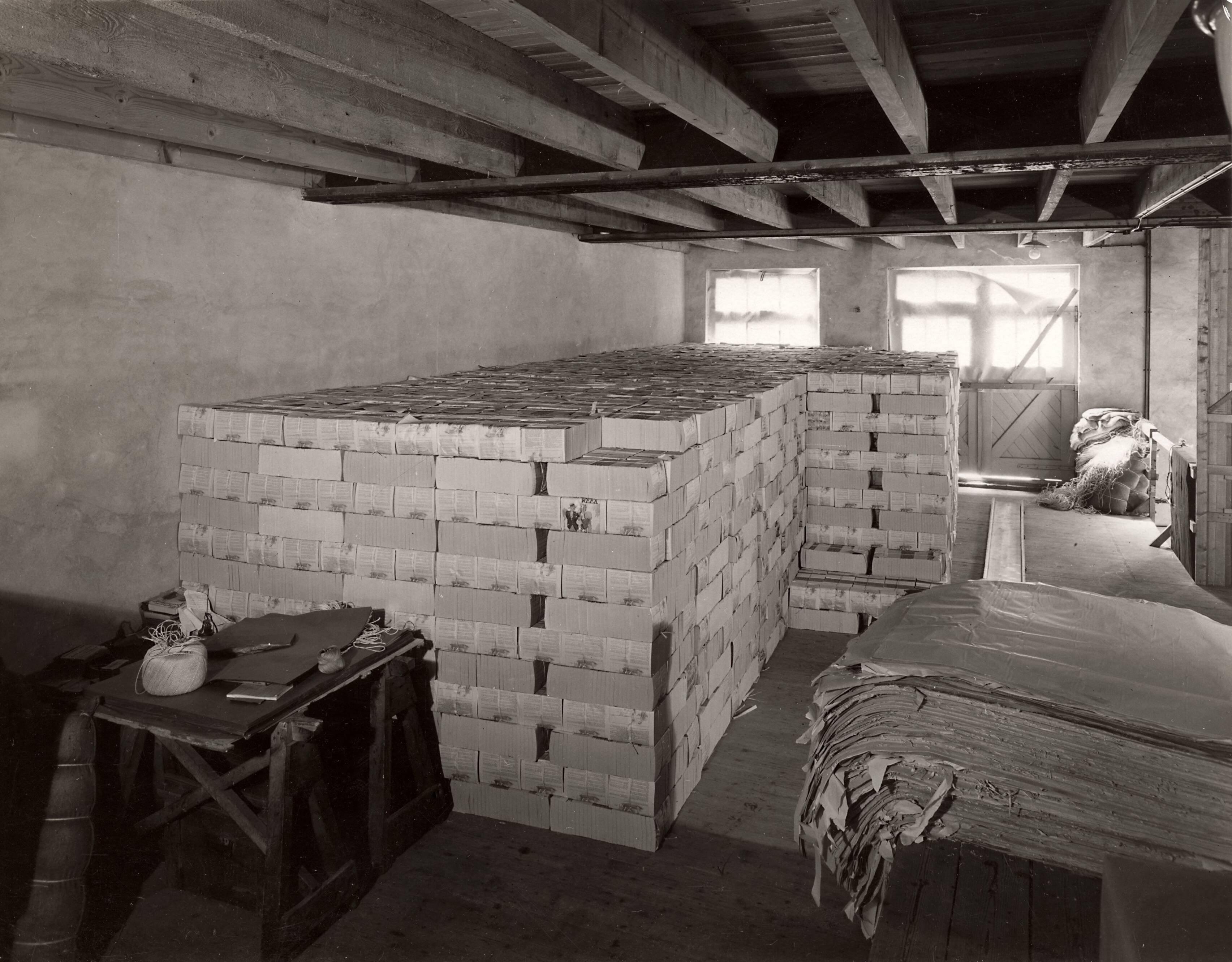 Collectie nader te bepalen — [Serie Bedrijfsvoering Spaarnestad] [stapels pakketten met tijdschriften in een expeditieruimte] — Foto: Fotograaf Onbekend / Fotobureau onbekend / Spaarnestad Photo (05887). Licentie: Set B: Rechtenvrij / Publiek Domein. Bron: Nationaal Archief. http://hdl.handle.net/10648/35429da6-42a5-a382-e063-6df0900a6686