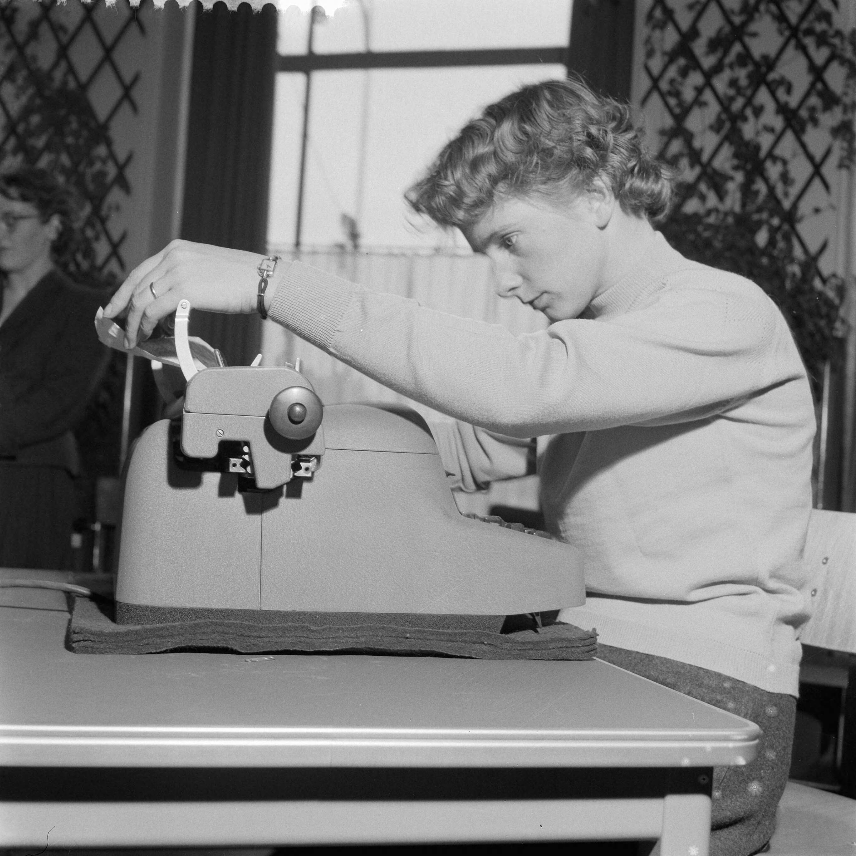 Fotocollectie Anefo — Kampioenschap machineschrijven in de Houtrusthal in Den Haag — Foto: Behrens, Herbert F. / Anefo. Licentie: Set B: Rechtenvrij / Publiek Domein. Bron: Nationaal Archief. http://hdl.handle.net/10648/a96b28f6-d0b4-102d-bcf8-003048976d84