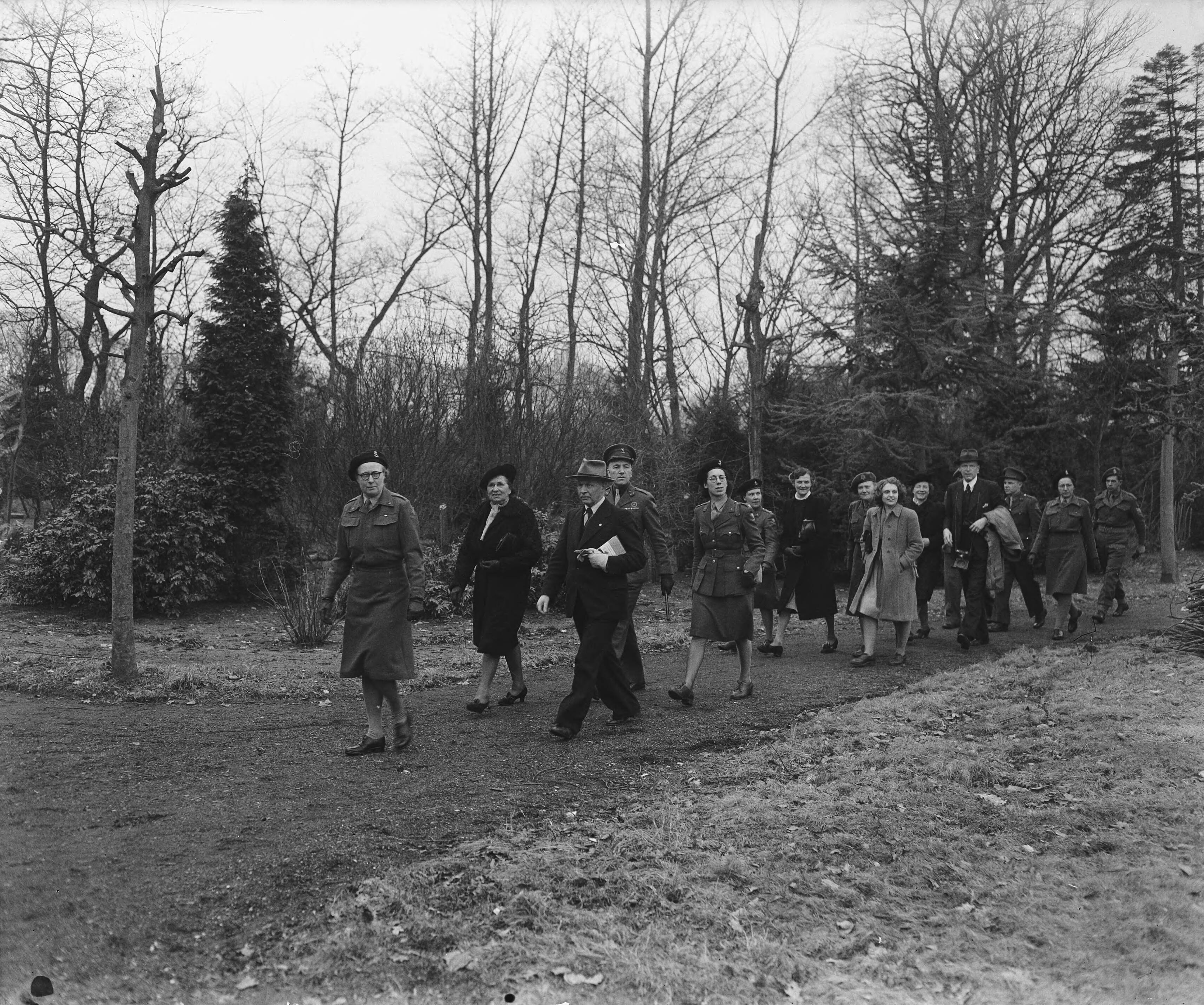 Beëdiging Vrouwen Hulpkorps (VHK) te Breda — Foto: Zeylemaker, Co / Anefo. — Licentie: Set B: Rechtenvrij / Publiek Domein. Bron: Nationaal Archief. http://hdl.handle.net/10648/a8a64694-d0b4-102d-bcf8-003048976d84