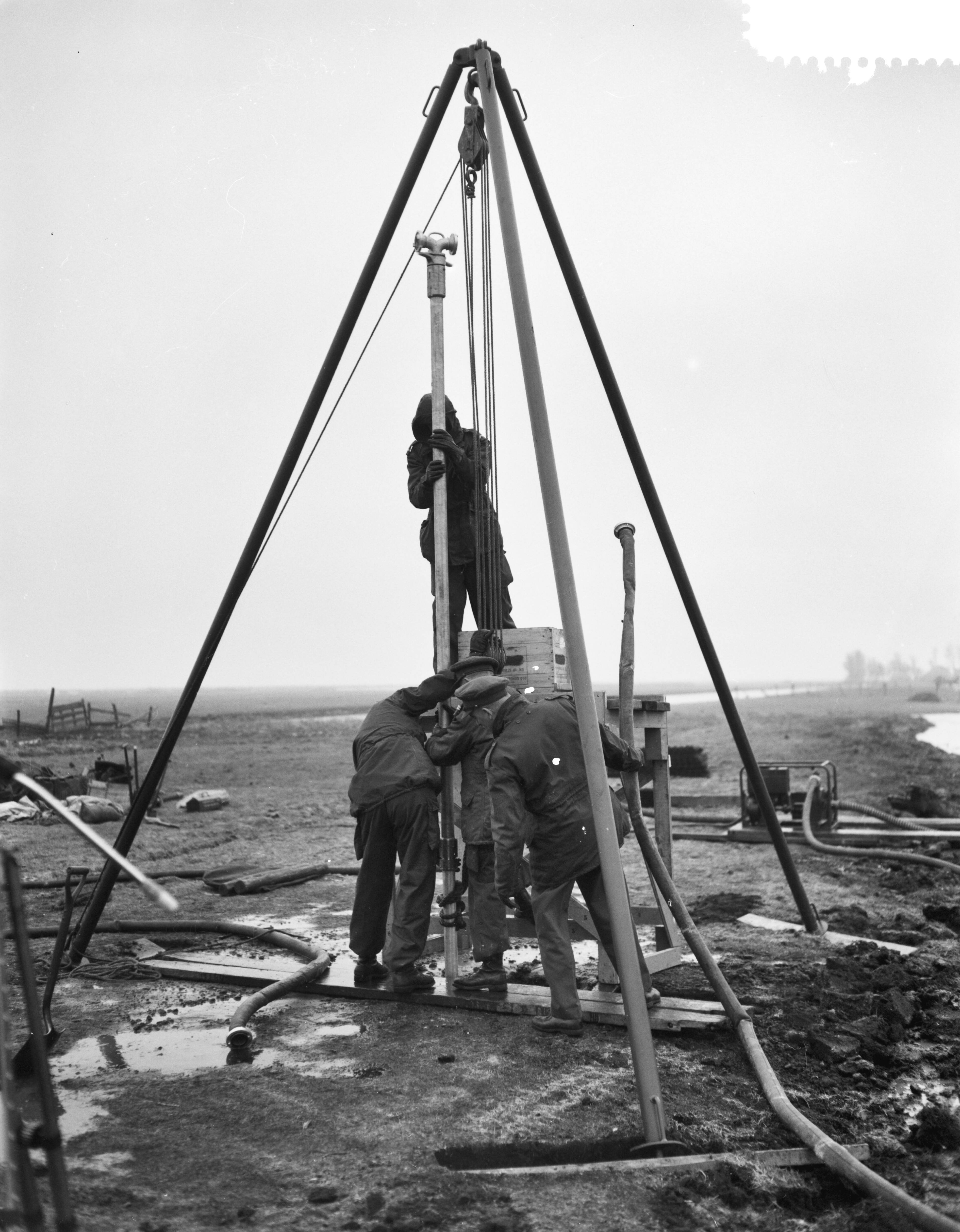 Fotocollectie Anefo — Weer onderzoek naar "het ding" in Wormer door de Explosieven Opruimingsdienst — Foto: Rossem, Wim van / Anefo. Licentie: Set B: Rechtenvrij / Publiek Domein. Bron: Nationaal Archief. http://hdl.handle.net/10648/a9a387c8-d0b4-102d-bcf8-003048976d84