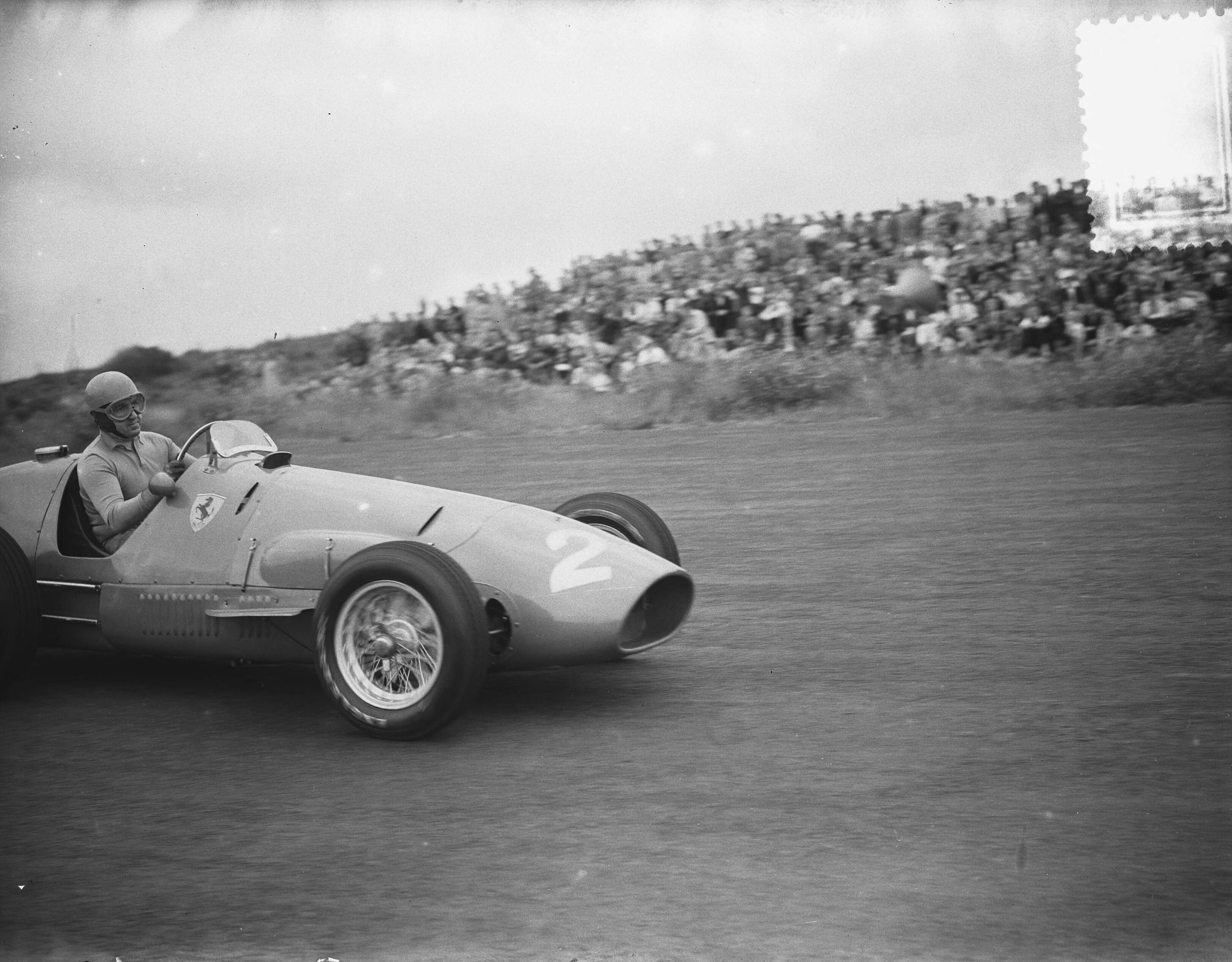 Grote Prijs van Nederland 1952 — Grote Prijs van Nederland op het circuit van Zandvoort. Alberto Ascari in zijn Ferrari 500 — Foto: Bilsen, Joop van / Anefo. Licentie: Set B: Rechtenvrij / Publiek Domein. Bron: Nationaal Archief. http://hdl.handle.net/10648/a8fe7512-d0b4-102d-bcf8-003048976d84