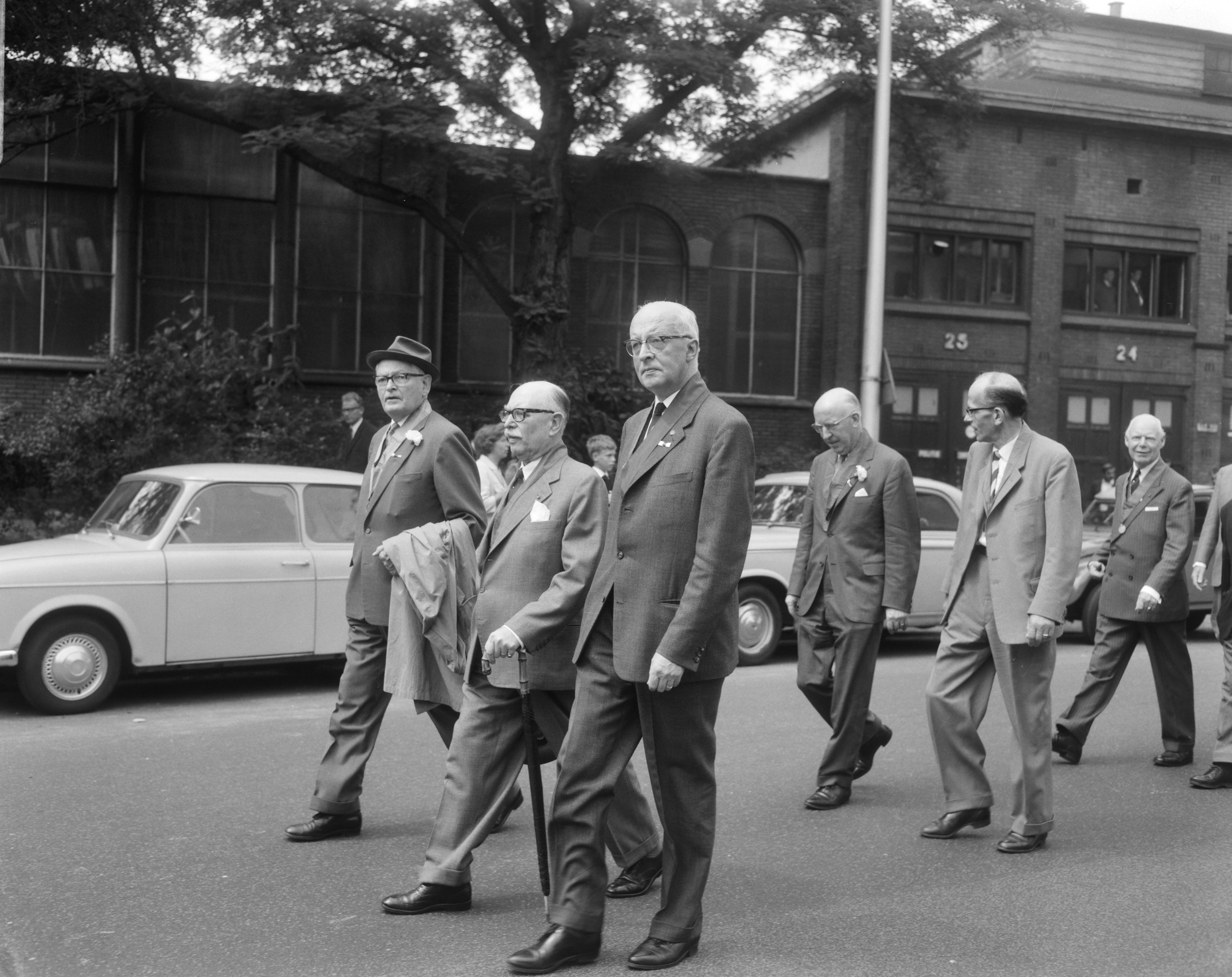 Fotocollectie Anefo — Reunisten voor Lustrum te Utrecht, mr. Van Walsum (derde rechts) — Foto: Bilsen, Joop van / Anefo. Licentie: Set B: Rechtenvrij / Publiek Domein. Bron: Nationaal Archief. http://hdl.handle.net/10648/aaf138aa-d0b4-102d-bcf8-003048976d84