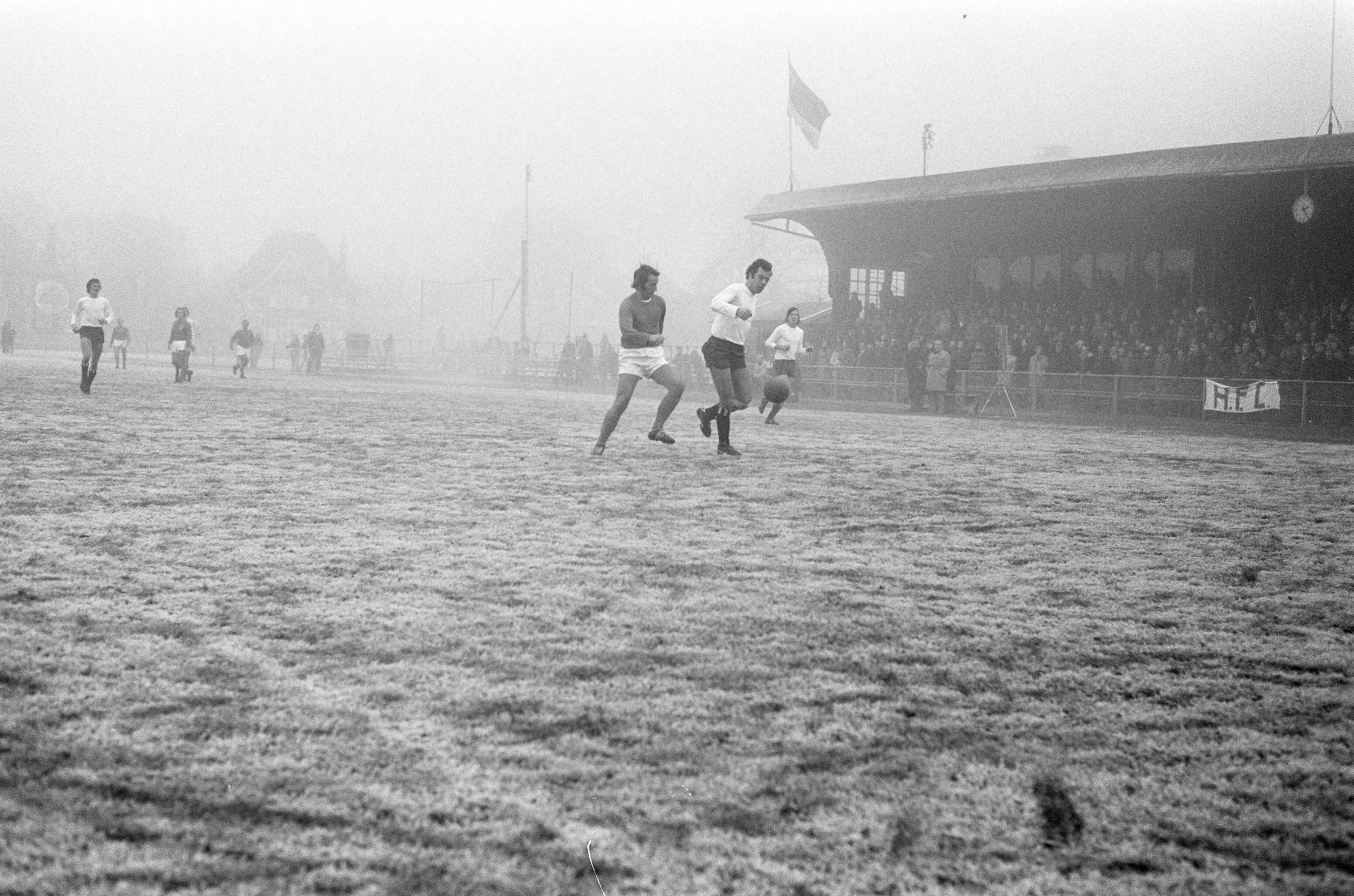 KHFC tegen Oud -Internationals — Spelmoment — Foto: Fotograaf Onbekend / Anefo. Licentie: Set B: Rechtenvrij / Publiek Domein. Bron: Nationaal Archief. http://hdl.handle.net/10648/ac3fc76c-d0b4-102d-bcf8-003048976d84