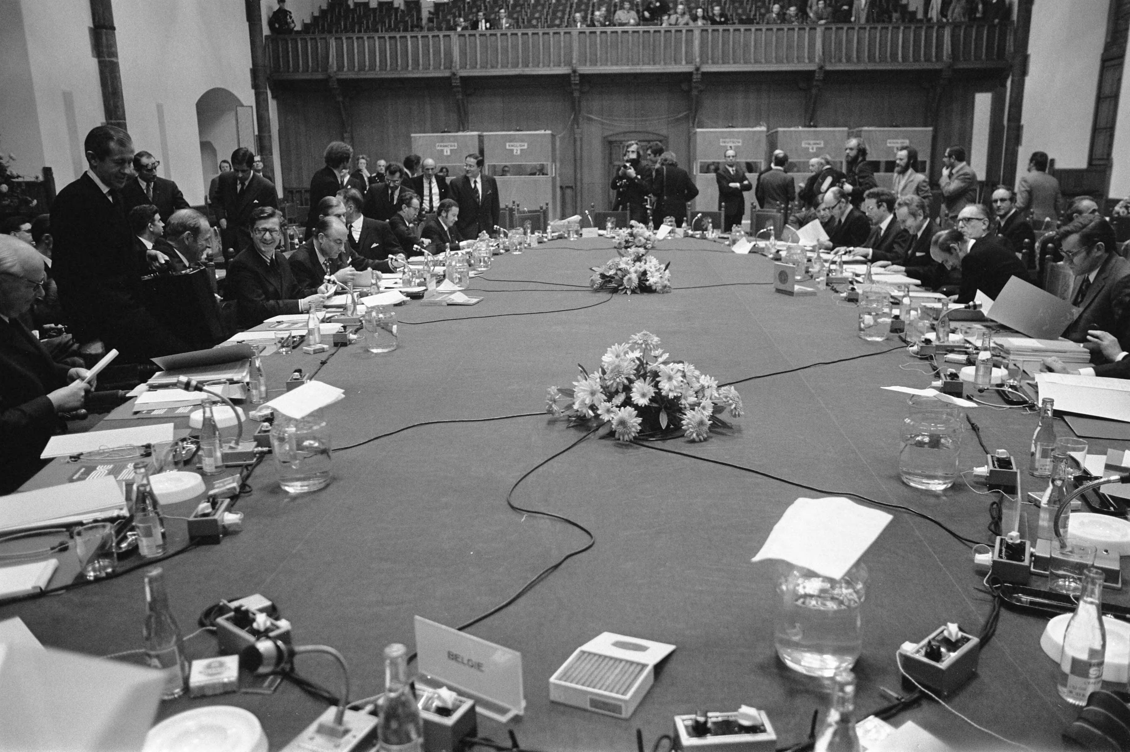 Fotocollectie Anefo — Conferentie van Ministers van Buitenlandse Zaken van EEG-landen in Den Haag , Ridderzaal, overzicht van de vergadering — Foto: Mieremet, Rob / Anefo. Licentie: Set B: Rechtenvrij / Publiek Domein. Bron: Nationaal Archief. http://hdl.handle.net/10648/abfe8d60-d0b4-102d-bcf8-003048976d84