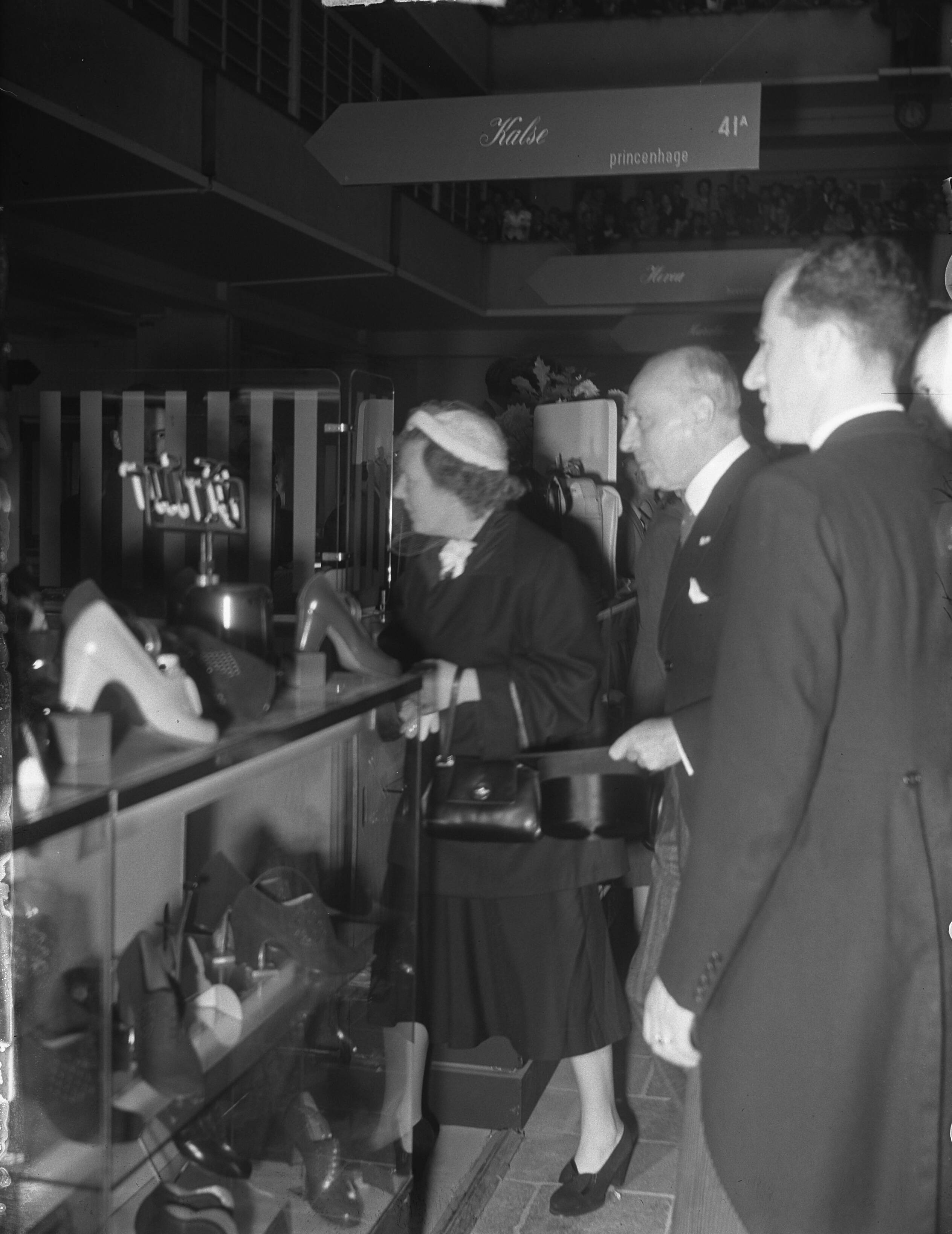 Bezoek van koningin Juliana aan de Jaarbeurs te Utrecht (1950) — Bezoek koningin Juliana aan de Jaarbeurs — Foto: Winterbergen, Rolf / Anefo. Licentie: Set B: Rechtenvrij / Publiek Domein. Bron: Nationaal Archief. http://hdl.handle.net/10648/a8dedcfc-d0b4-102d-bcf8-003048976d84