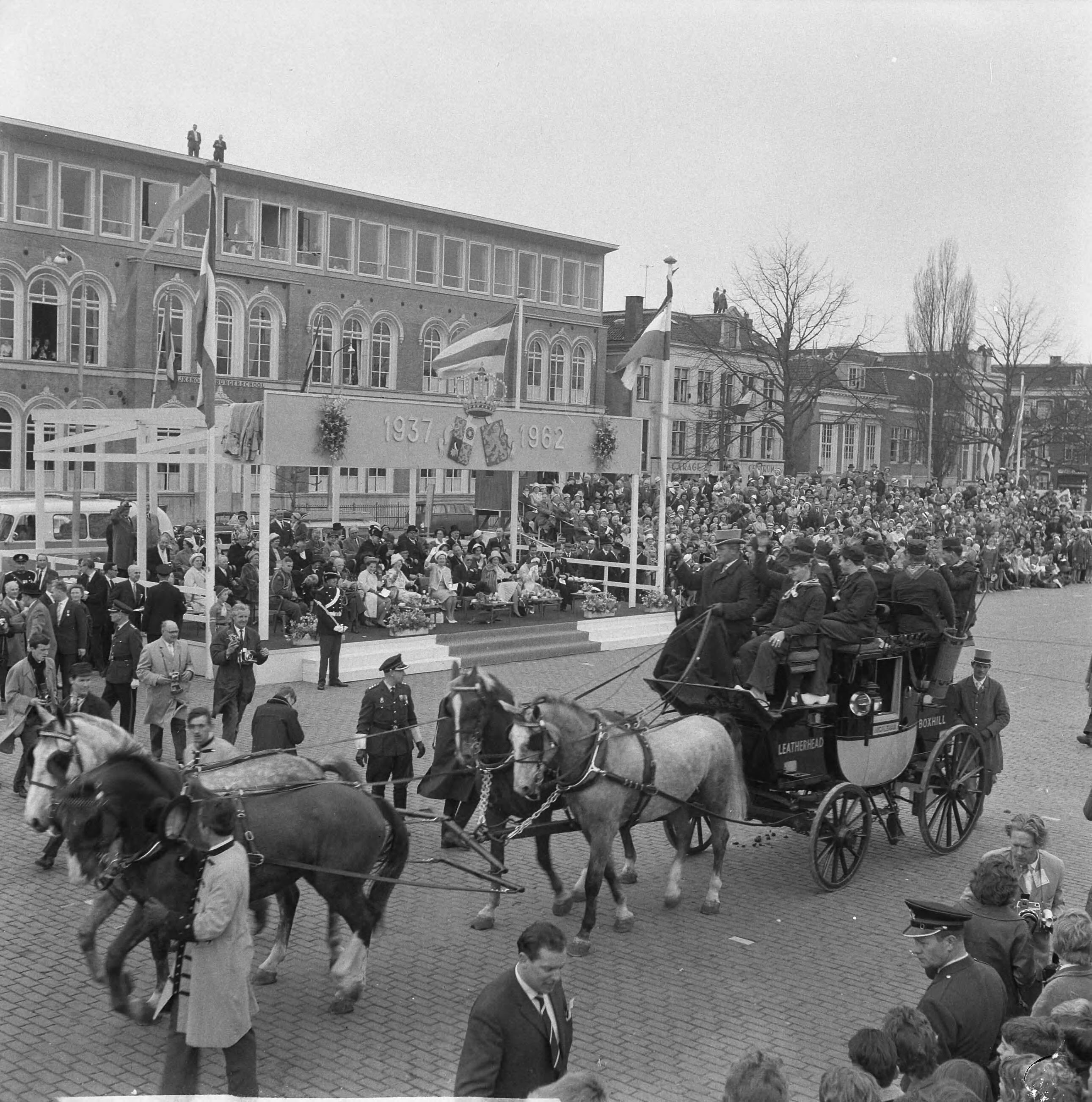 Koninklijk bezoek aan Groningen en Friesland (1962) — Koninklijk bezoek aan Leeuwarden — Foto: Nijs, Jac. de / Anefo. Licentie: Set B: Rechtenvrij / Publiek Domein. Bron: Nationaal Archief. http://hdl.handle.net/10648/aa0705b4-d0b4-102d-bcf8-003048976d84