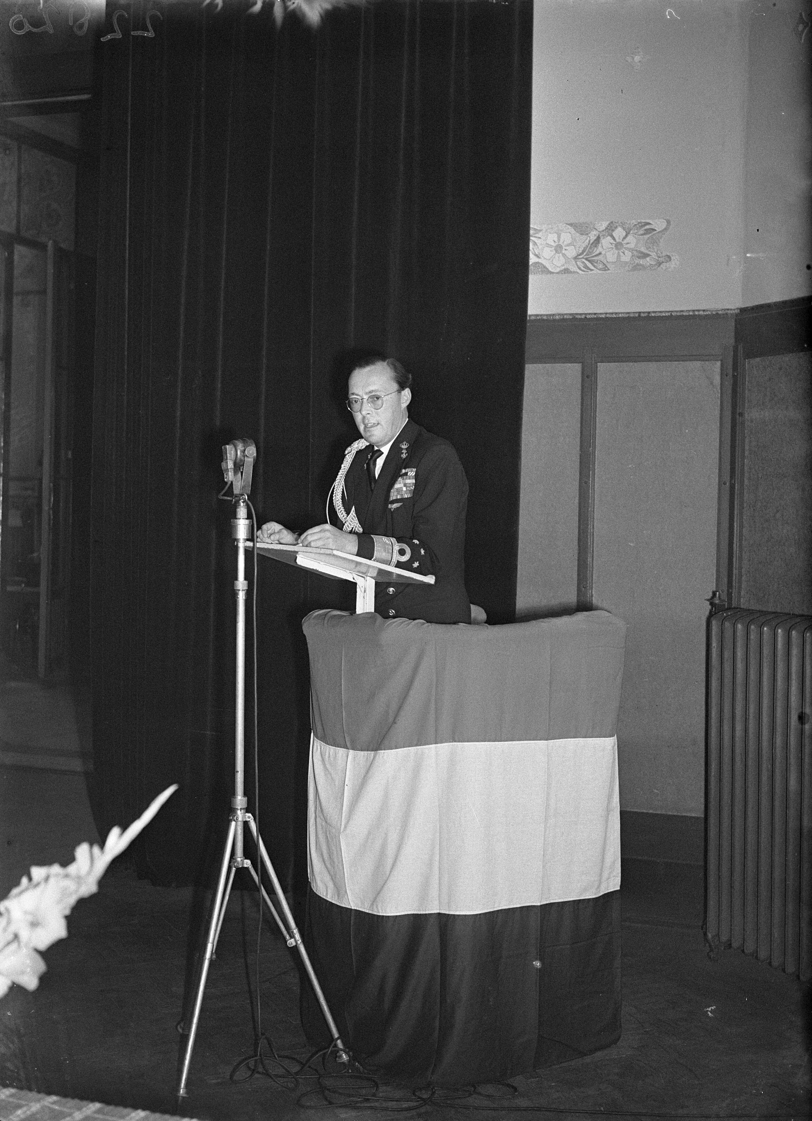 Opening marinetentoonstelling in de Dierentuin te Den Haag door prins Bernhard — Prins Bernhard houdt openingsrede — Foto: Sagers, Harry / Anefo. Licentie: Set B: Rechtenvrij / Publiek Domein. Bron: Nationaal Archief. http://hdl.handle.net/10648/a8aaf324-d0b4-102d-bcf8-003048976d84