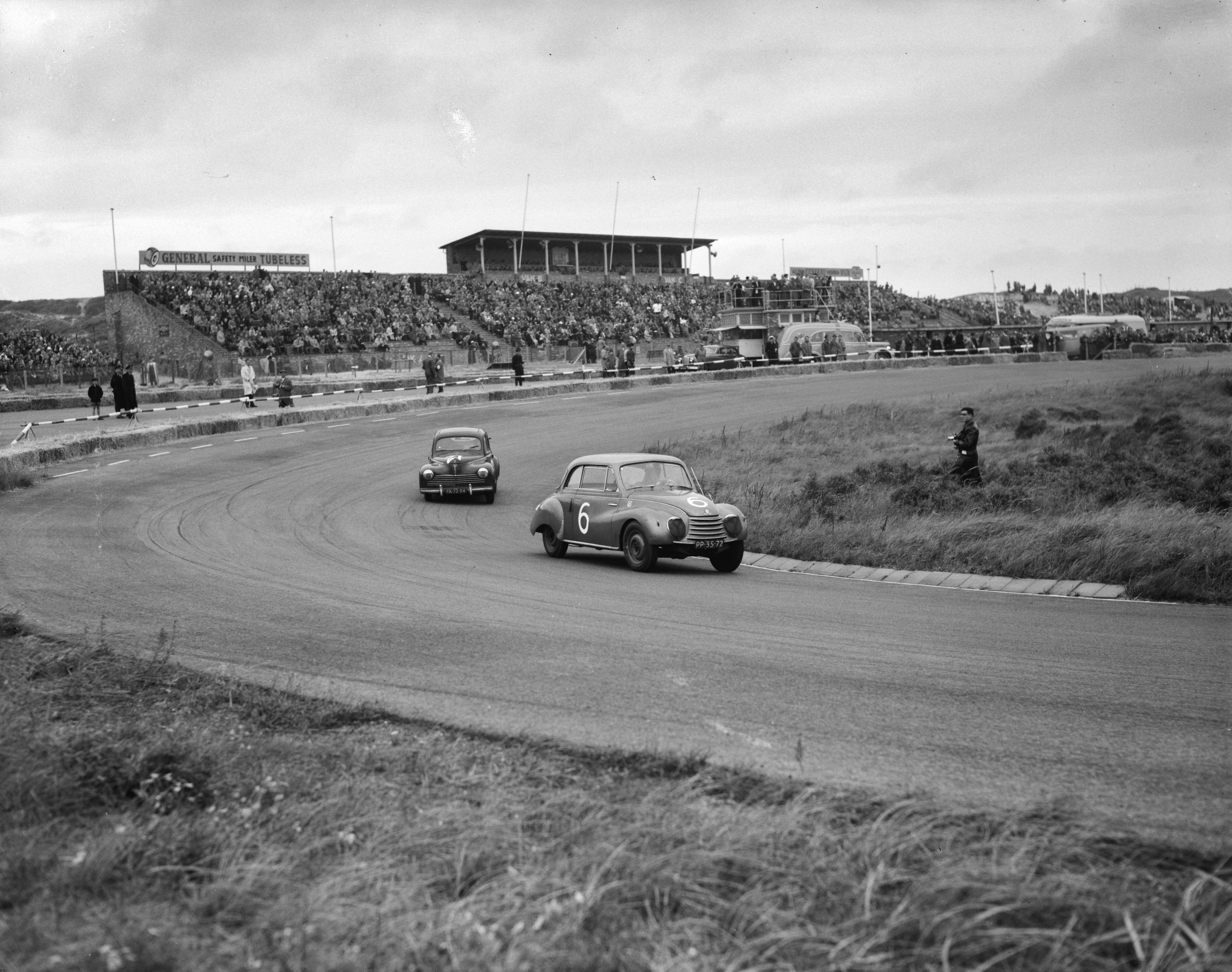 Fotocollectie Anefo — Autoraces en motorraces op het circuit van Zandvoort — Foto: Bilsen, Joop van / Anefo. Licentie: Set B: Rechtenvrij / Publiek Domein. Bron: Nationaal Archief. http://hdl.handle.net/10648/a94d867a-d0b4-102d-bcf8-003048976d84