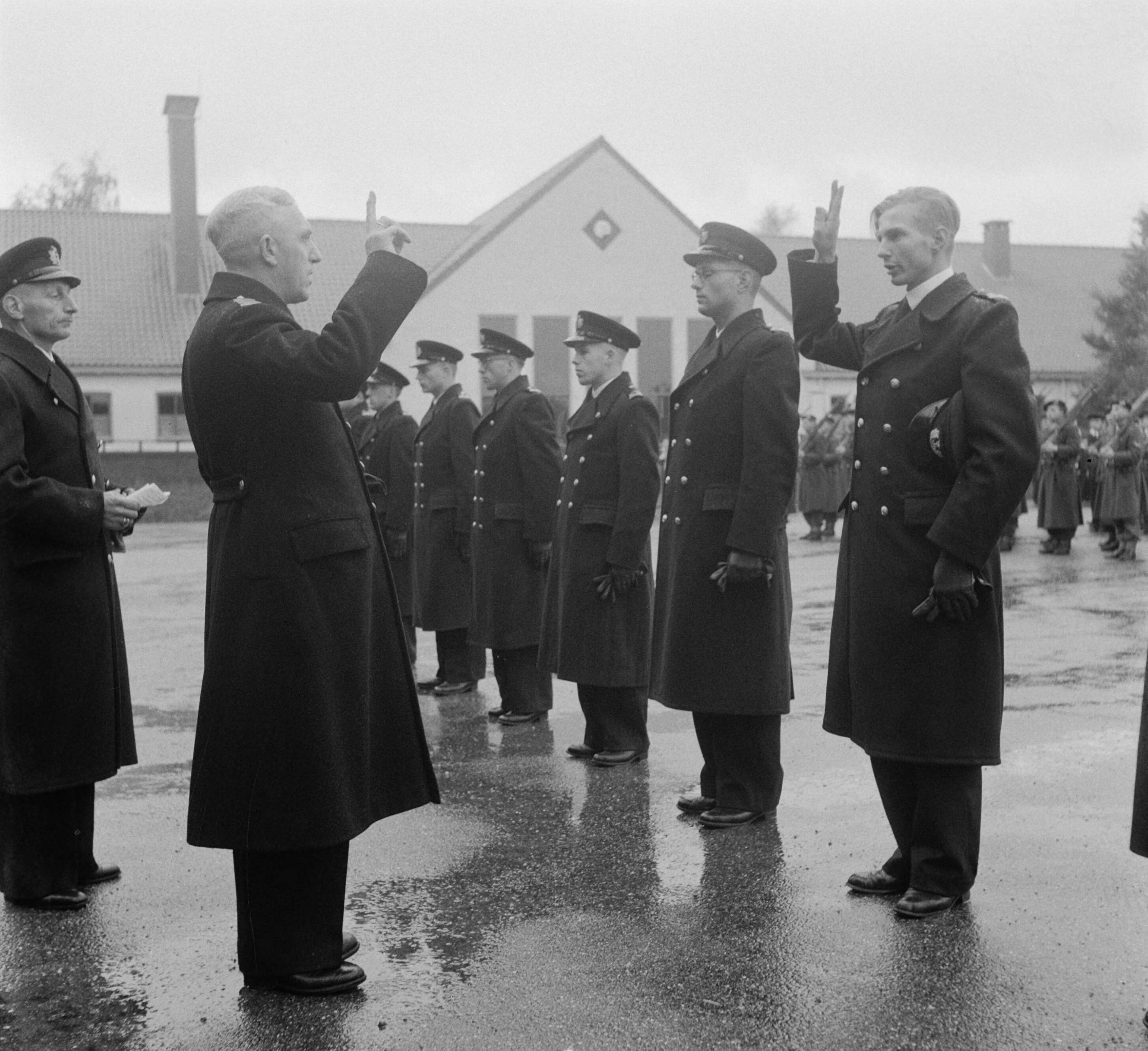Beëdiging van marineofficieren op het MOC te Hilversum — Foto: Pot, Harry / Anefo. — Licentie: Set B: Rechtenvrij / Publiek Domein. Bron: Nationaal Archief. http://hdl.handle.net/10648/a901113c-d0b4-102d-bcf8-003048976d84