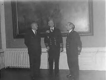Fotocollectie Anefo — De Britse admiraal sir William W. Davis (midden) bezoekt minister van Oorlog ir. C. Staf op zijn ministerie te Den Haag. Rechts vice-admiraal H.H.L.M. Pröpper — Foto: Behrens, Herbert F. / Anefo. Licentie: Set B: Rechtenvrij / Publiek Domein. Bron: Nationaal Archief. http://hdl.handle.net/10648/a98668f0-d0b4-102d-bcf8-003048976d84