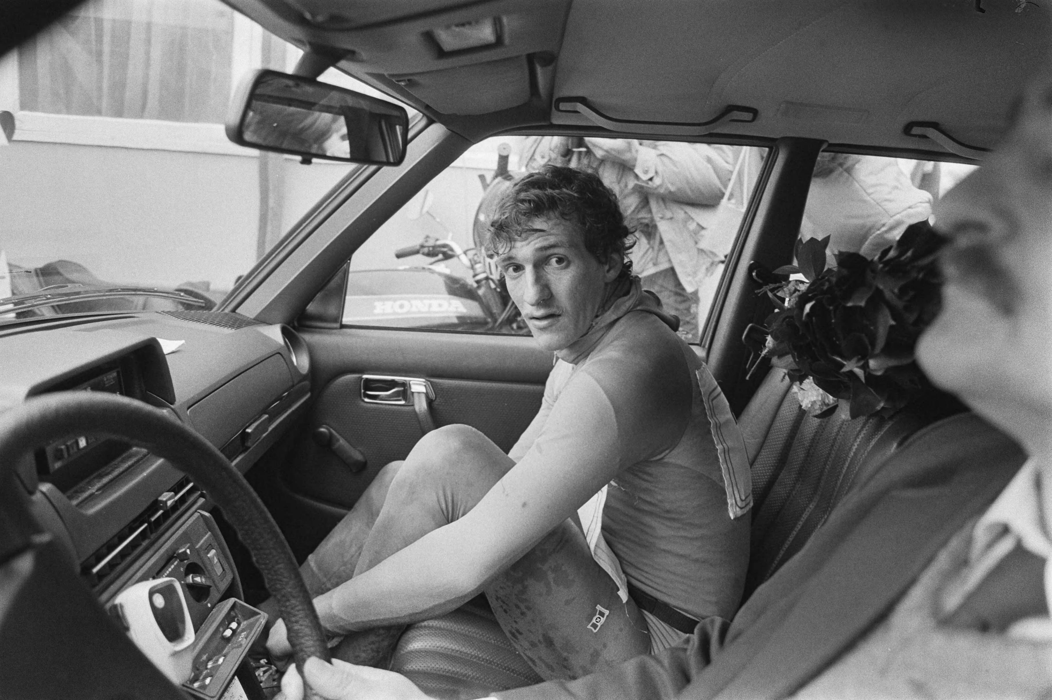 Fotocollectie Anefo — Elfstedentocht 1985, finish Leeuwarden; winnaar Van Benthem werd direct na de huldiging per taxi uit het "strijdgewoel" gebracht — Foto: Croes, Rob C. / Anefo. Licentie: Set B: Rechtenvrij / Publiek Domein. Bron: Nationaal Archief. http://hdl.handle.net/10648/ad4362fe-d0b4-102d-bcf8-003048976d84