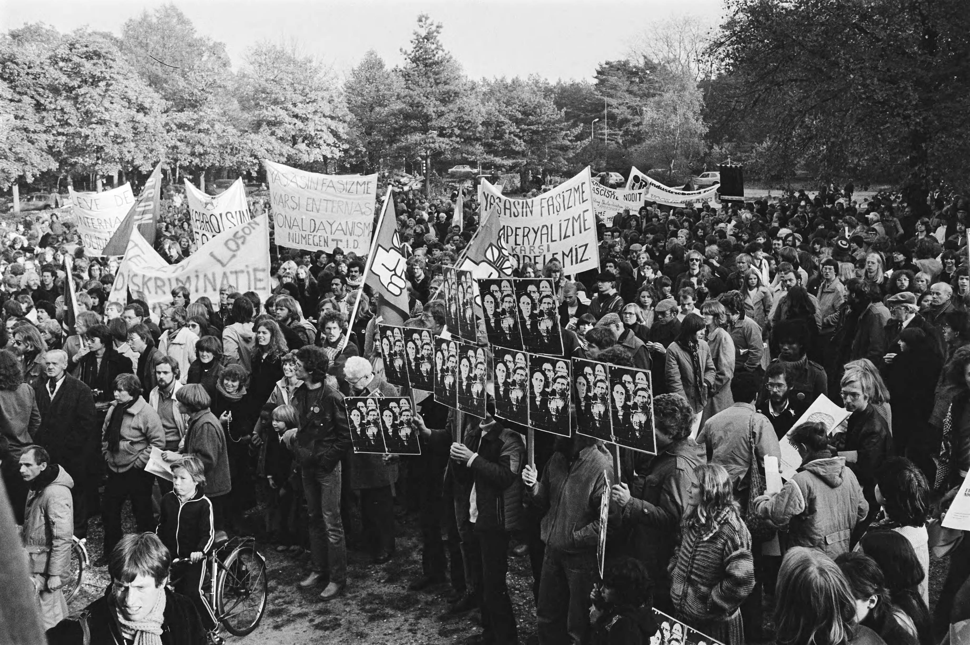 Manifestatie in de bossen van Soestduinen tegen het neofascisme — Demonstranten met spandoeken — Foto: Suyk, Koen / Anefo. Licentie: Set B: Rechtenvrij / Publiek Domein. Bron: Nationaal Archief. http://hdl.handle.net/10648/acd3a482-d0b4-102d-bcf8-003048976d84