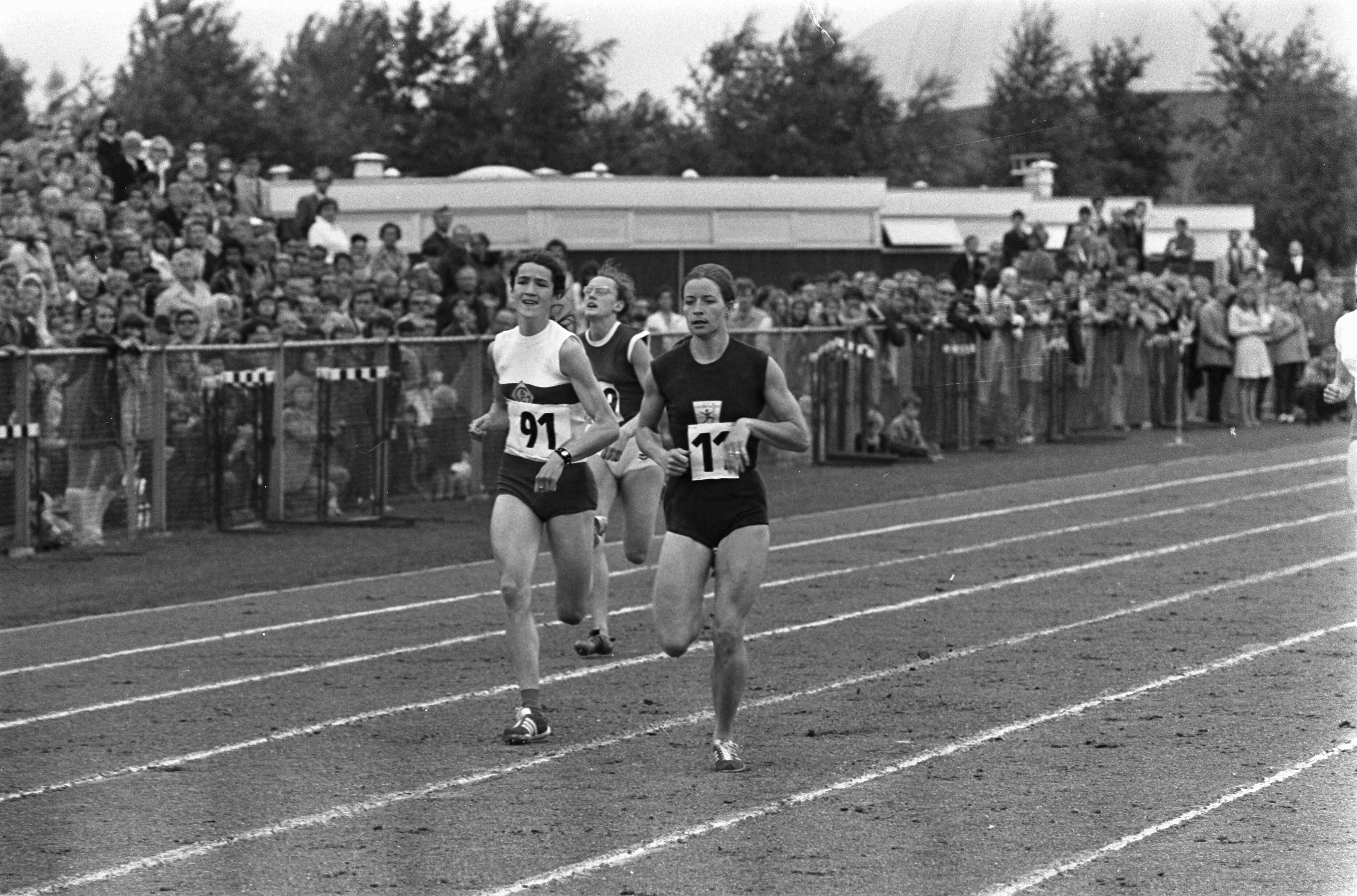Fotocollectie Anefo — Nationale atletiekkampioenschappen in Haarlem; finish 200 meter dames Wilma van den Berg (rechts) en Trudy Ruth — Foto: Koch, Eric / Anefo. Licentie: Set B: Rechtenvrij / Publiek Domein. Bron: Nationaal Archief. http://hdl.handle.net/10648/ab9da96e-d0b4-102d-bcf8-003048976d84