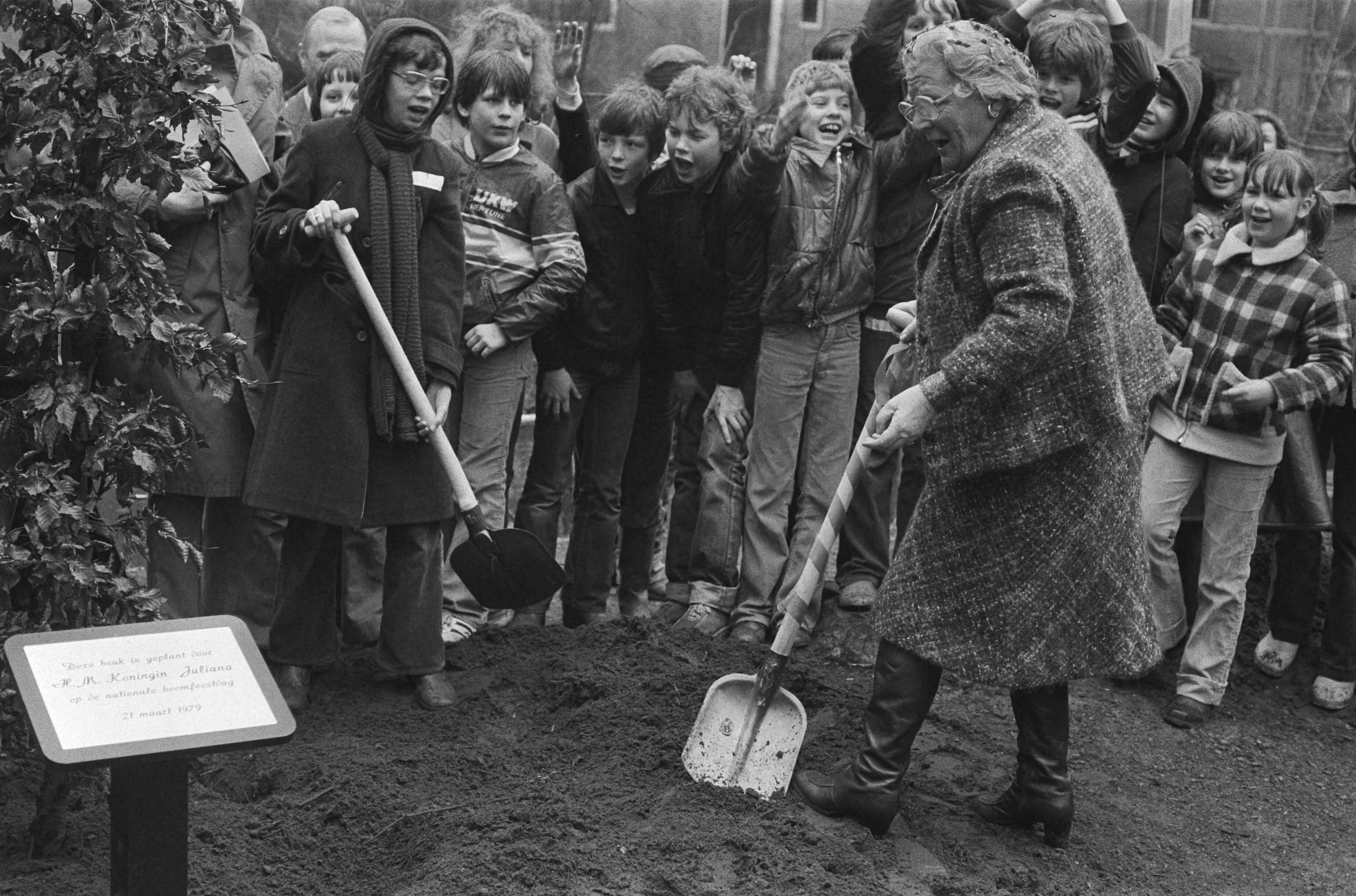 Nationale boomplantdag — koningin Juliana rust even uit na het boomplanten — Foto: Suyk, Koen / Anefo. Licentie: Set B: Rechtenvrij / Publiek Domein. Bron: Nationaal Archief. http://hdl.handle.net/10648/acc6af84-d0b4-102d-bcf8-003048976d84