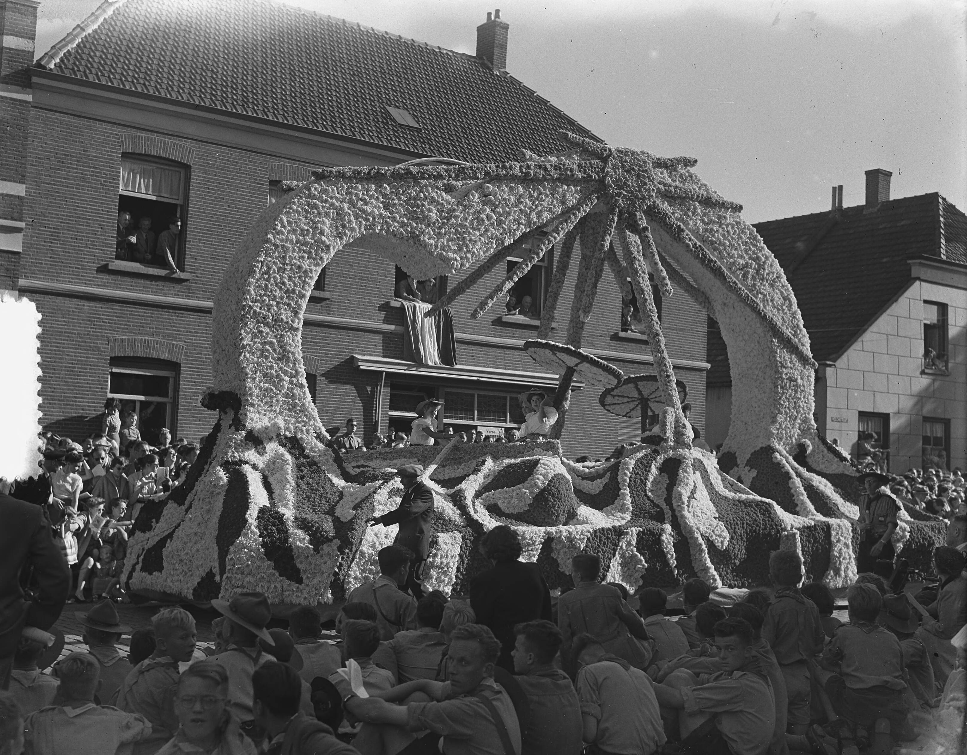 Bloemencorso Zundert. Praalwagens — Foto: Duinen, H. van / Anefo. — Licentie: Set B: Rechtenvrij / Publiek Domein. Bron: Nationaal Archief. http://hdl.handle.net/10648/a9129a60-d0b4-102d-bcf8-003048976d84