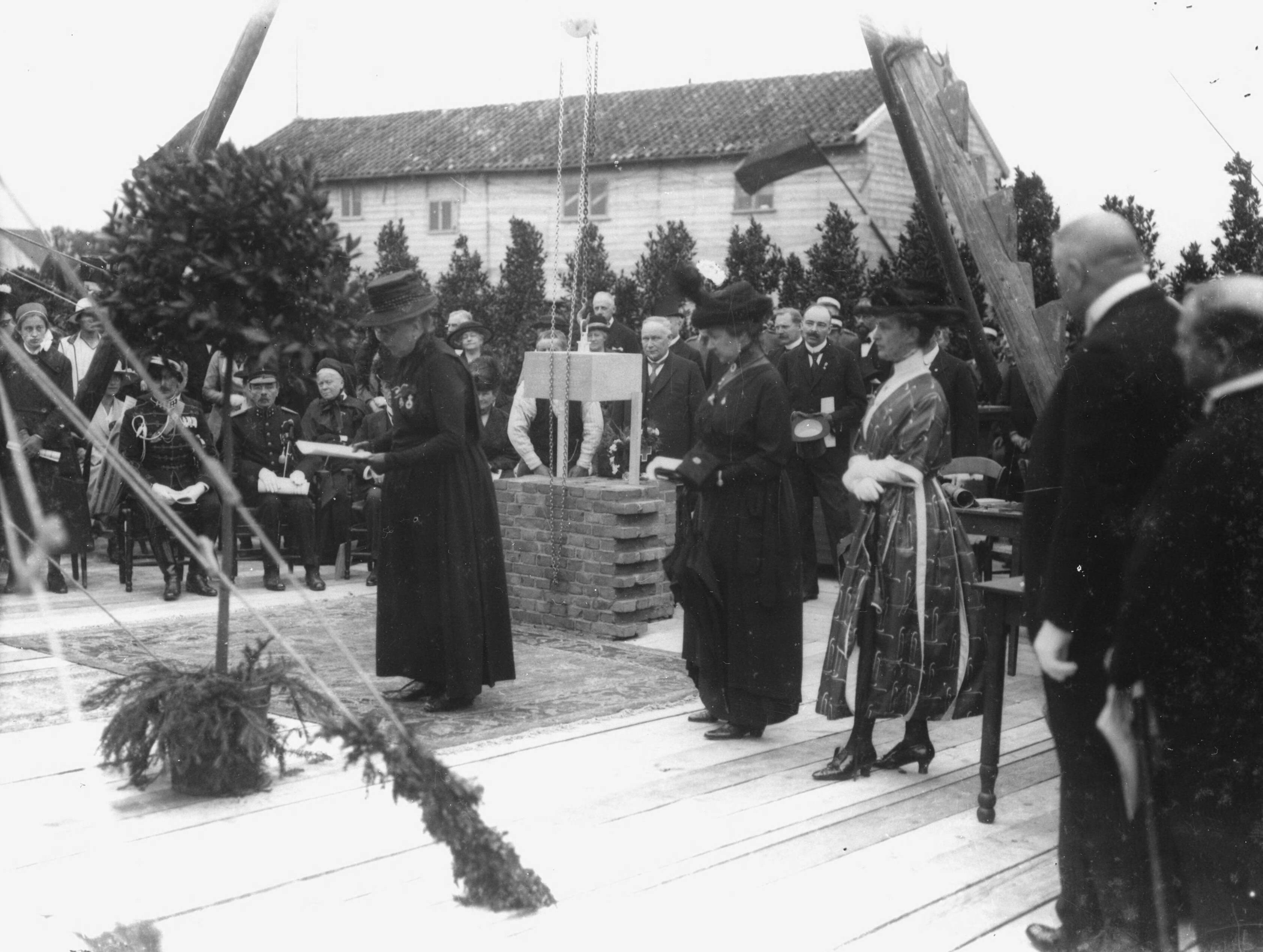 Fotocollectie RVD / Koninklijk Huis — Koningin Emma (1858-1934) (niet op foto, dat zijn hofdames) legt eerste steen voor het Rode Kruisziekenhuis aan de Sportlaan in Den Haag, dinsdag 4 juli 1922 — Foto: Rousel (repro) / RVD. Licentie: Set B: Rechtenvrij / Publiek Domein. Bron: Nationaal Archief. http://hdl.handle.net/10648/afb286d2-d0b4-102d-bcf8-003048976d84